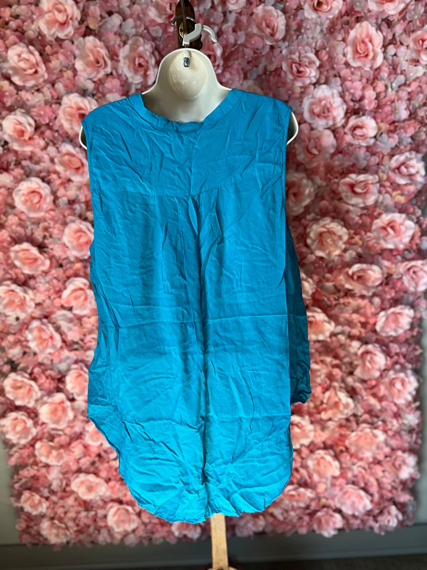 Torrid (2) Blue Sleeveless Button Up V-Neck Blouse