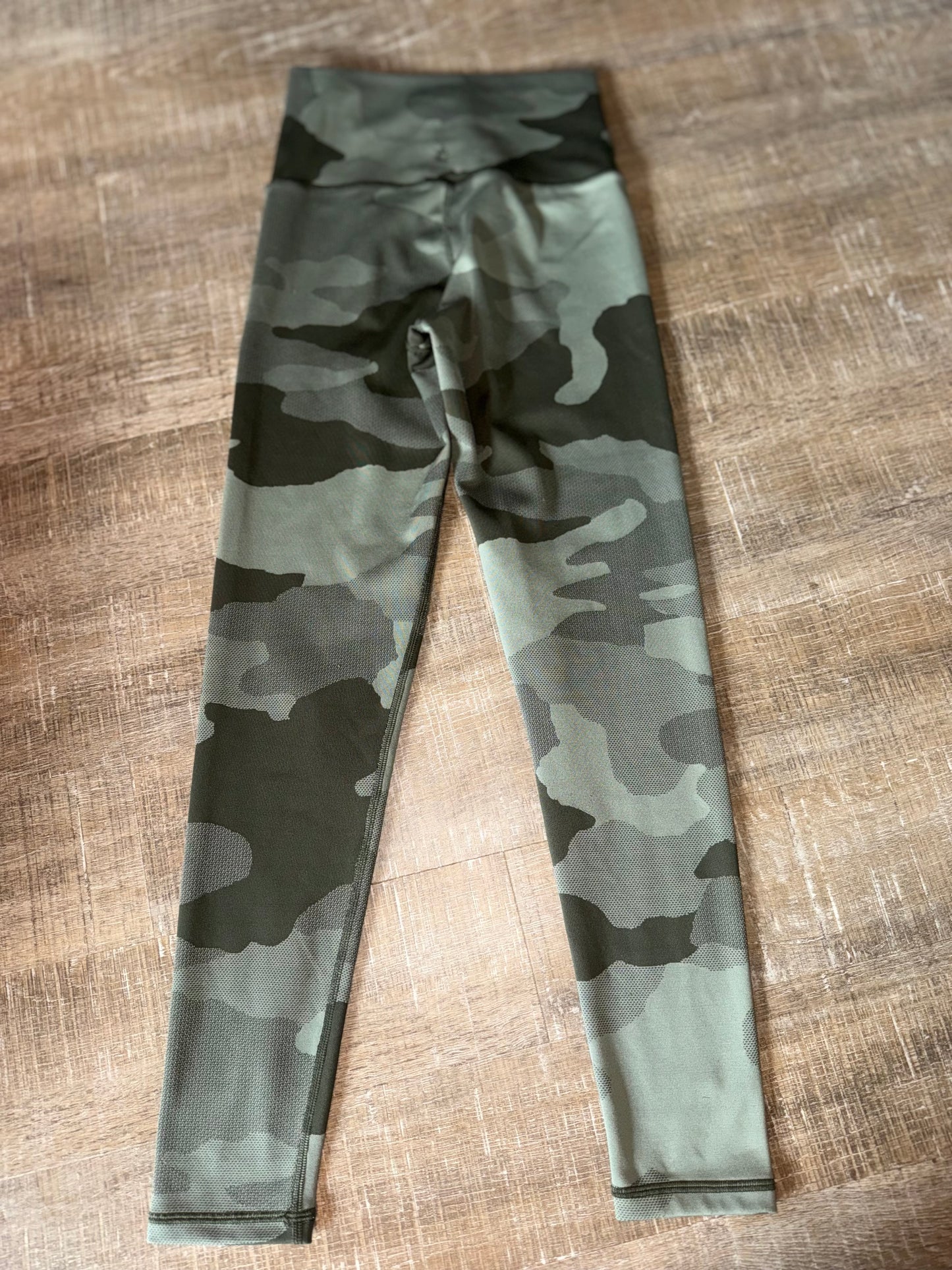 Aerie Offline (Small) Green Camo 7/8 High Rise Knit Leggings
