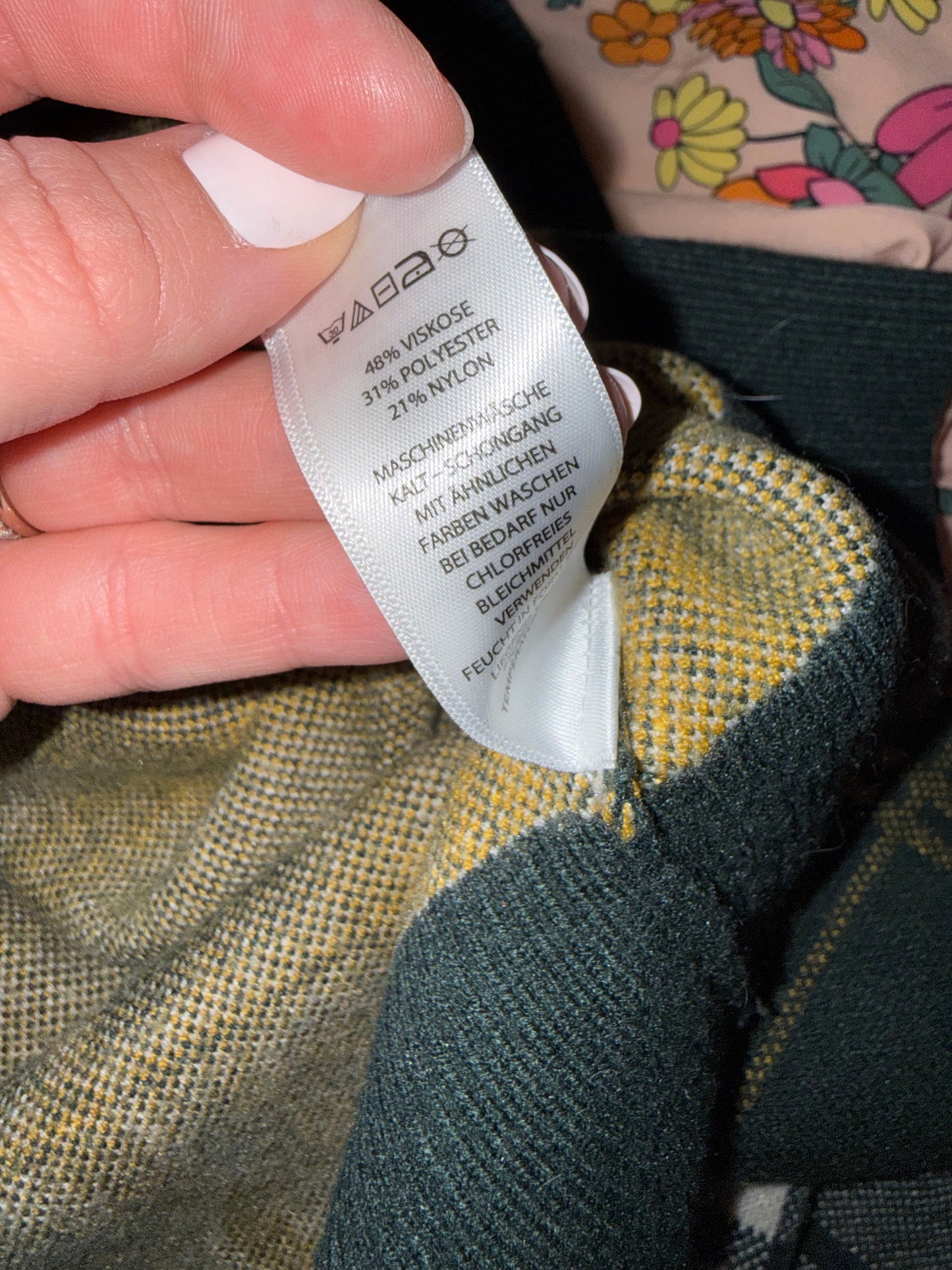 Tahari (Large) Green Plaid V-Neck Sweater