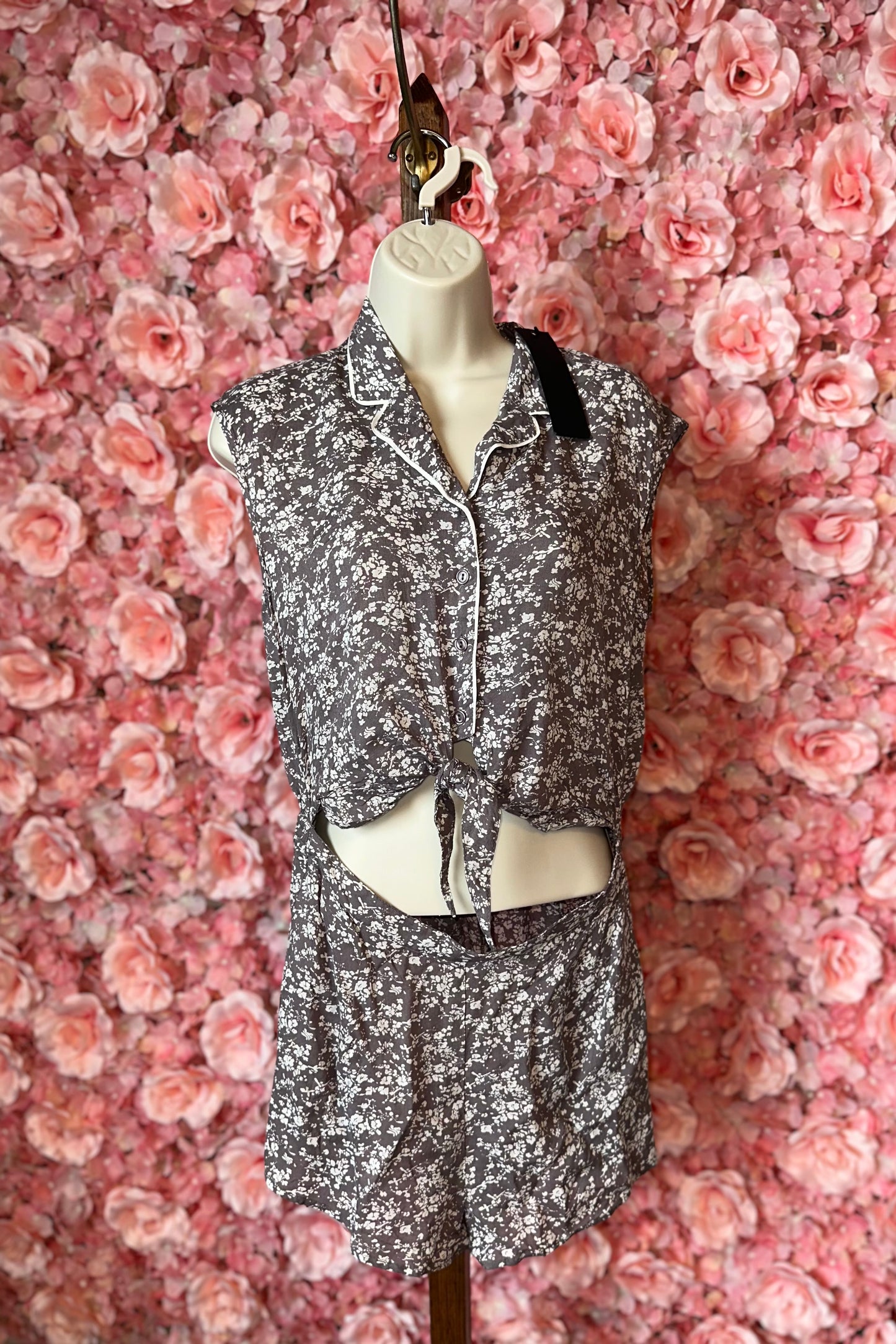 NWT ark & Co (L) Brand New 3/4 Buttoned Collar Romper with Open Front