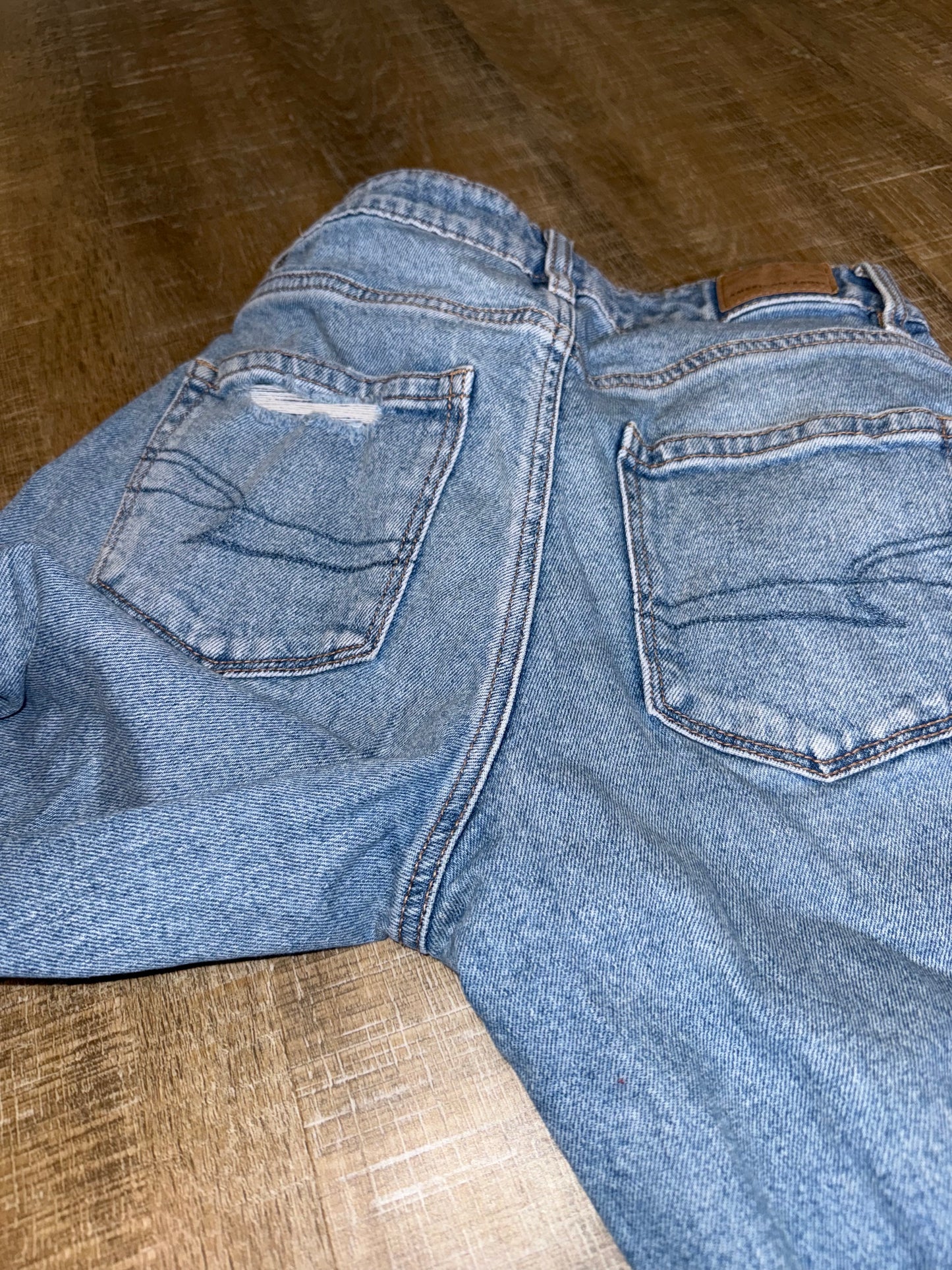 American Eagle (2 Short) Distressed Denim Mom Jeans