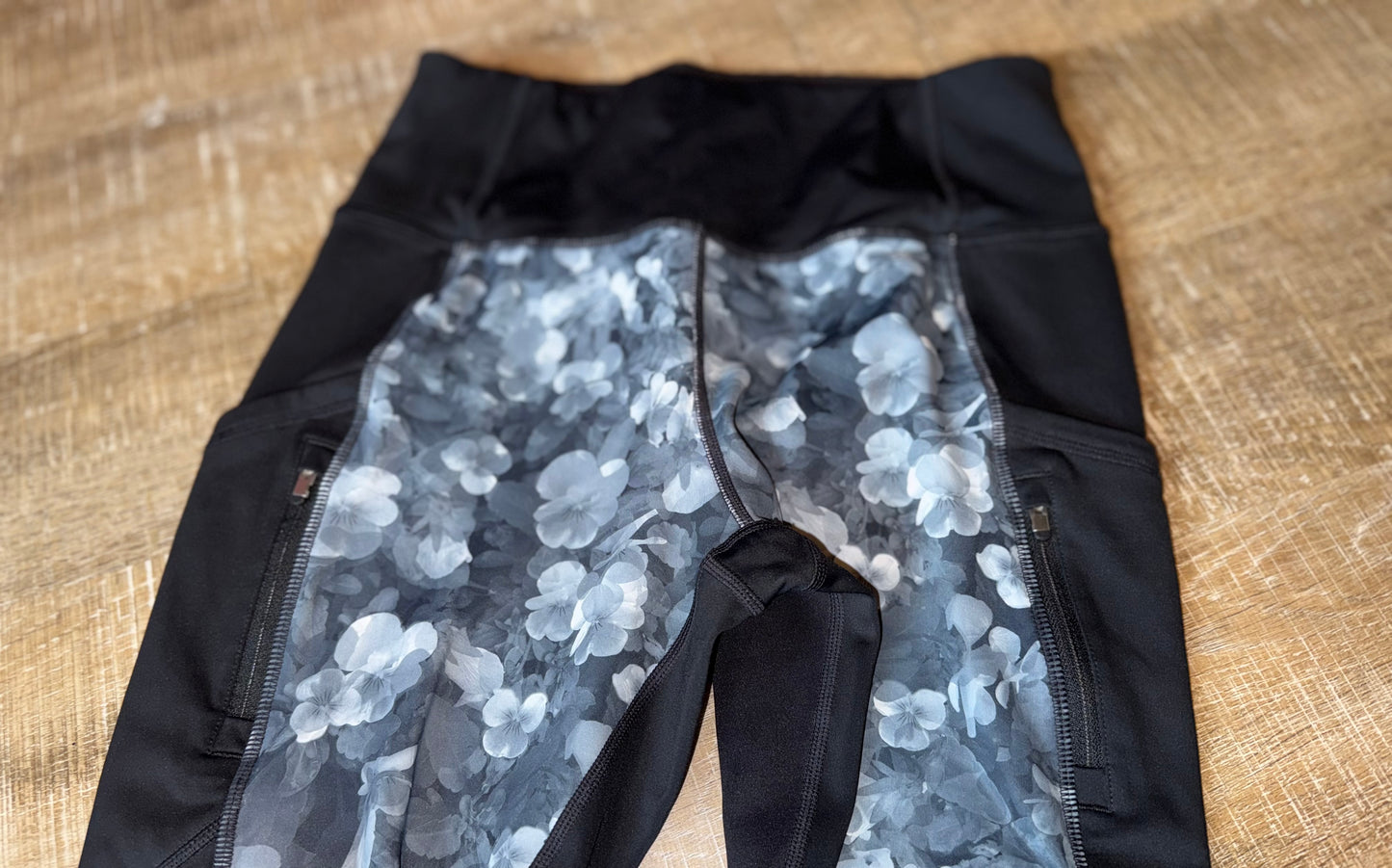 Athleta (Small) Black and Grey Flower Petal Traverse Leggings with Pockets