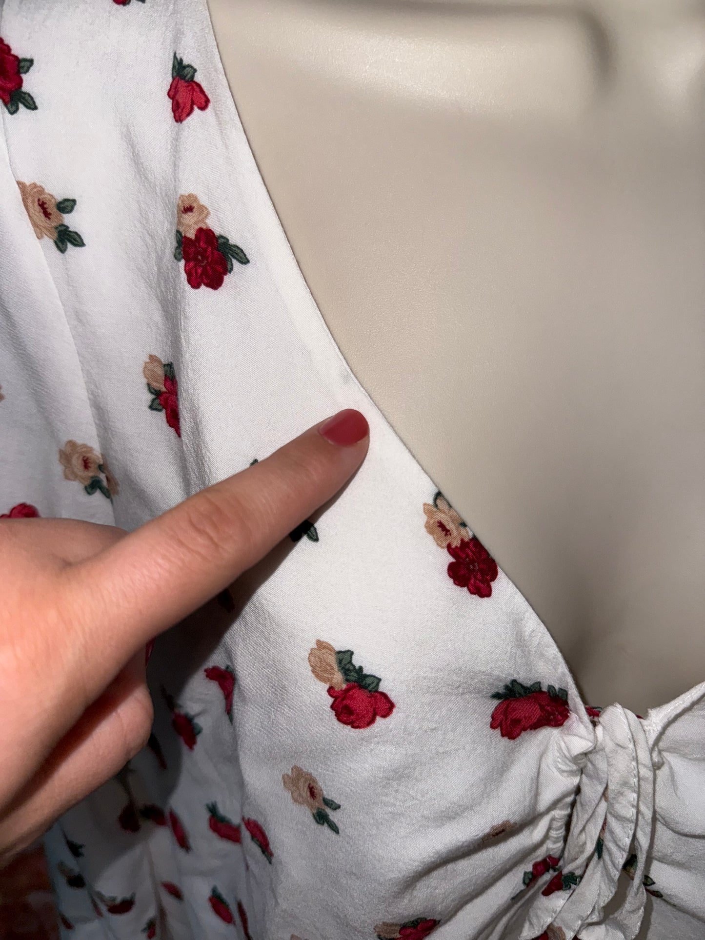 Hollister (Large) White V-Neck Long Sleeve Blouse with Floral Rose Pattern