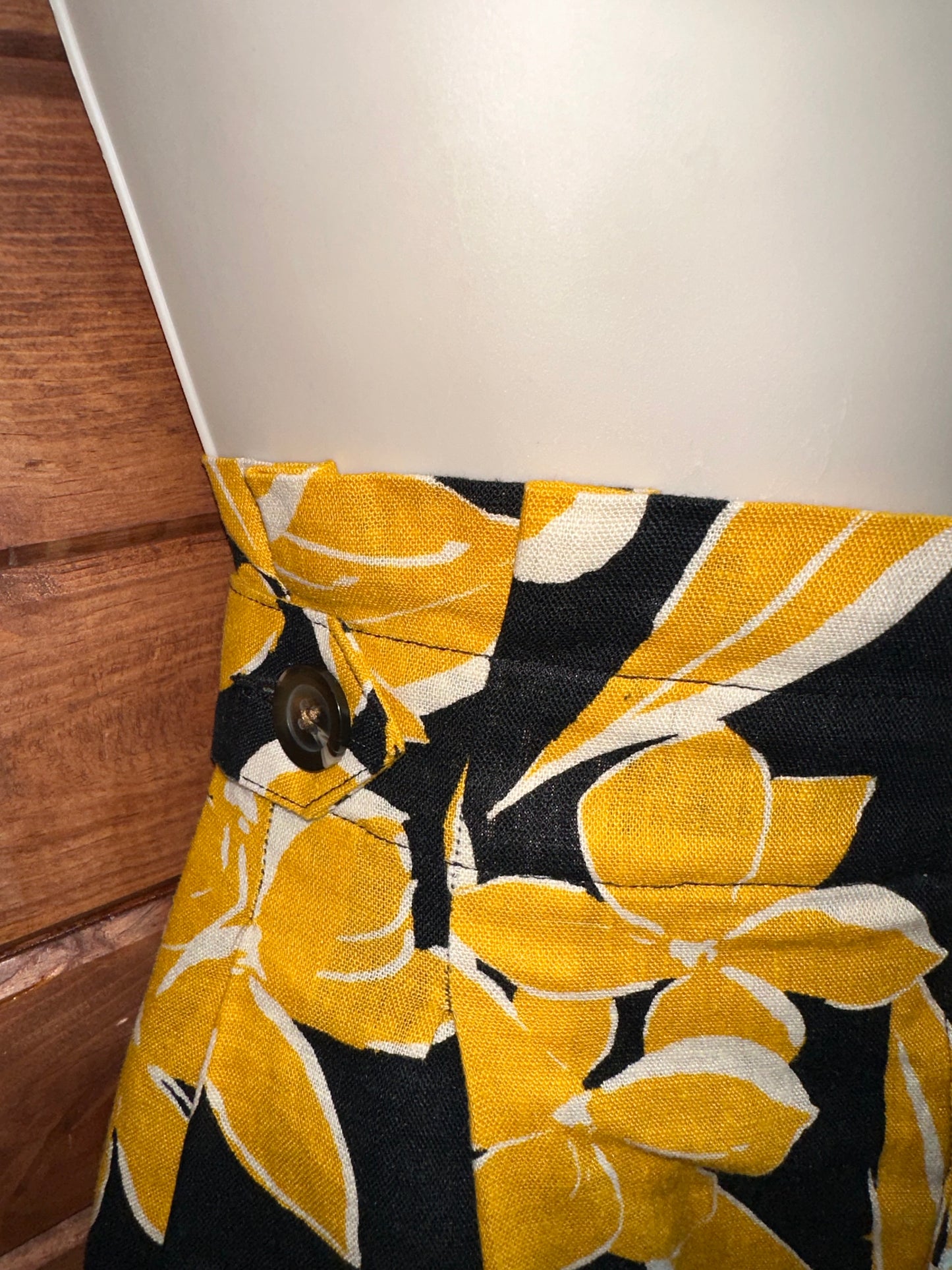 Who What Wear (2) Navy Blue//Yellow Floral Business Casual Shorts