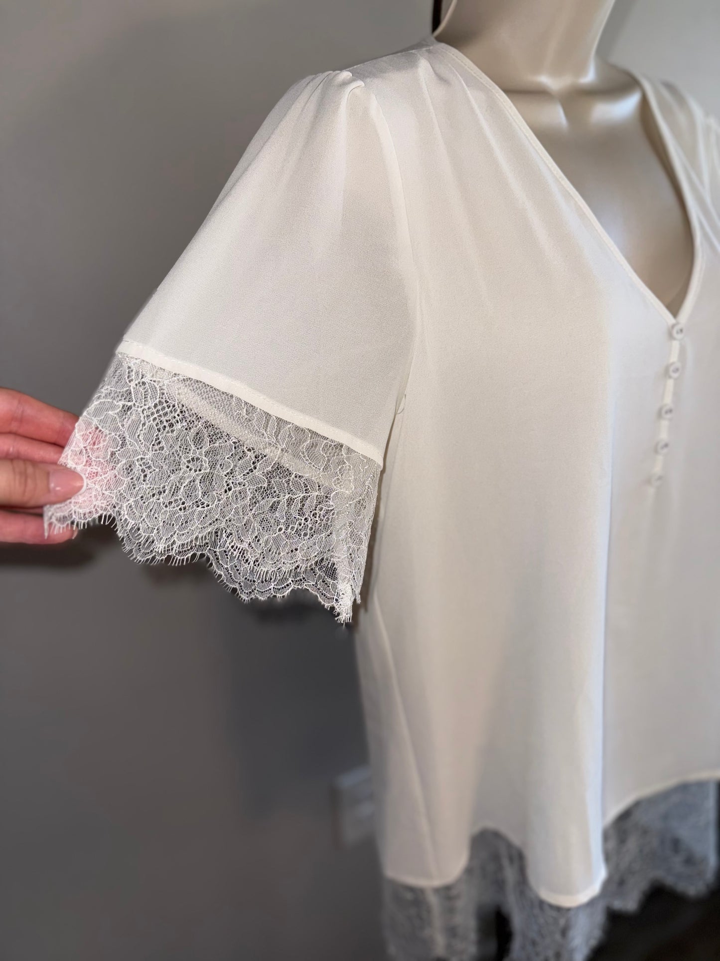 NWT Entro (M) Brand New Off White 3/4 Button Up V-Neck Blouse with Lace Trim