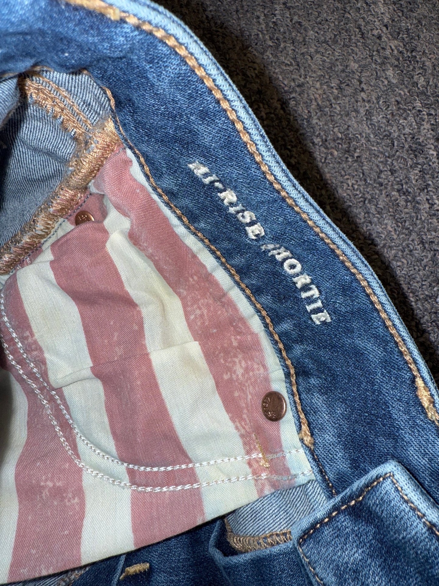 American Eagle (6) Distressed Denim USA Pattern Pockets Hi-Rise Shortie Shorts