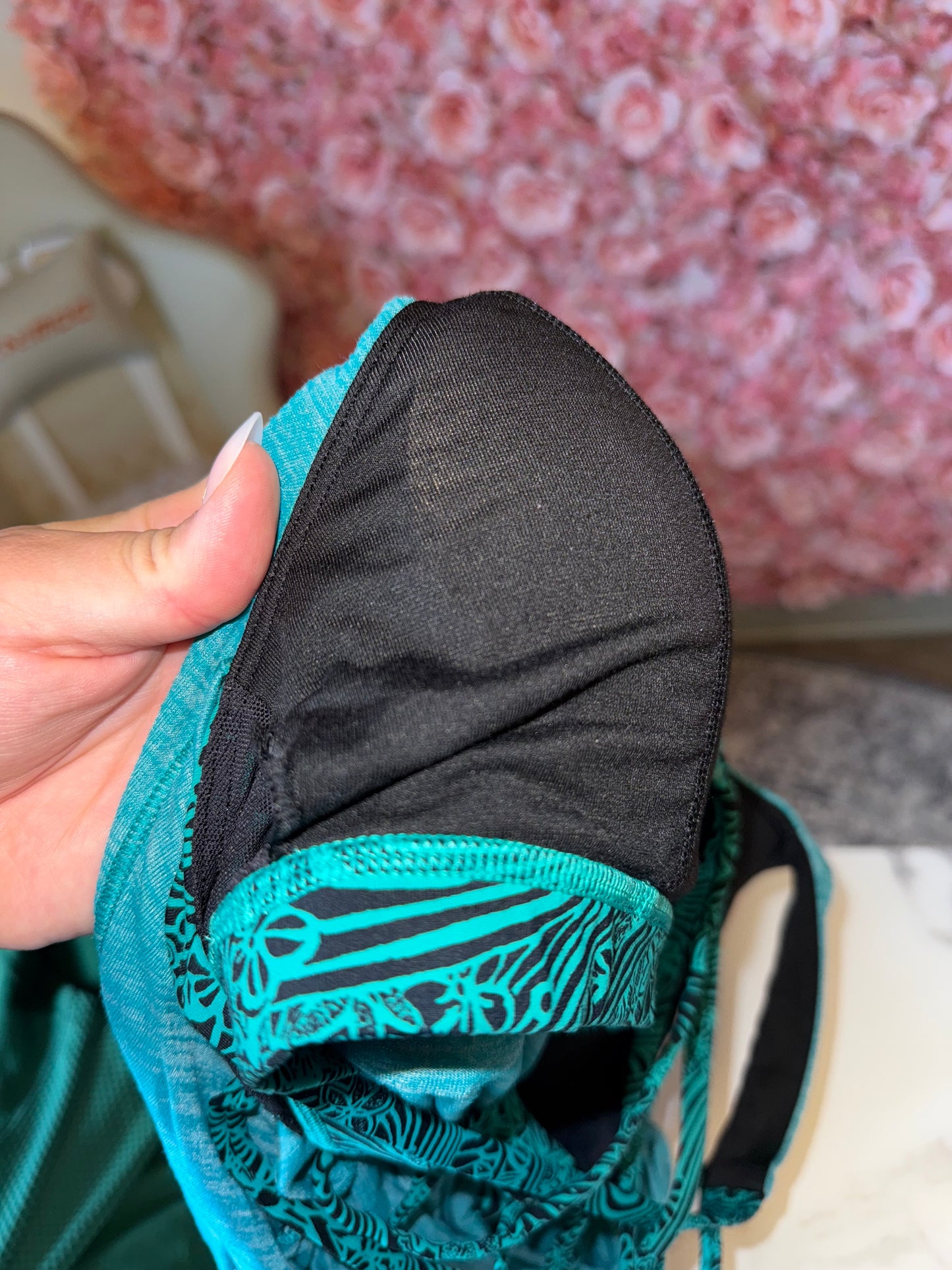 lululemon (6) Teal//Black Tank Top with Open Back and Built in Sports Bra