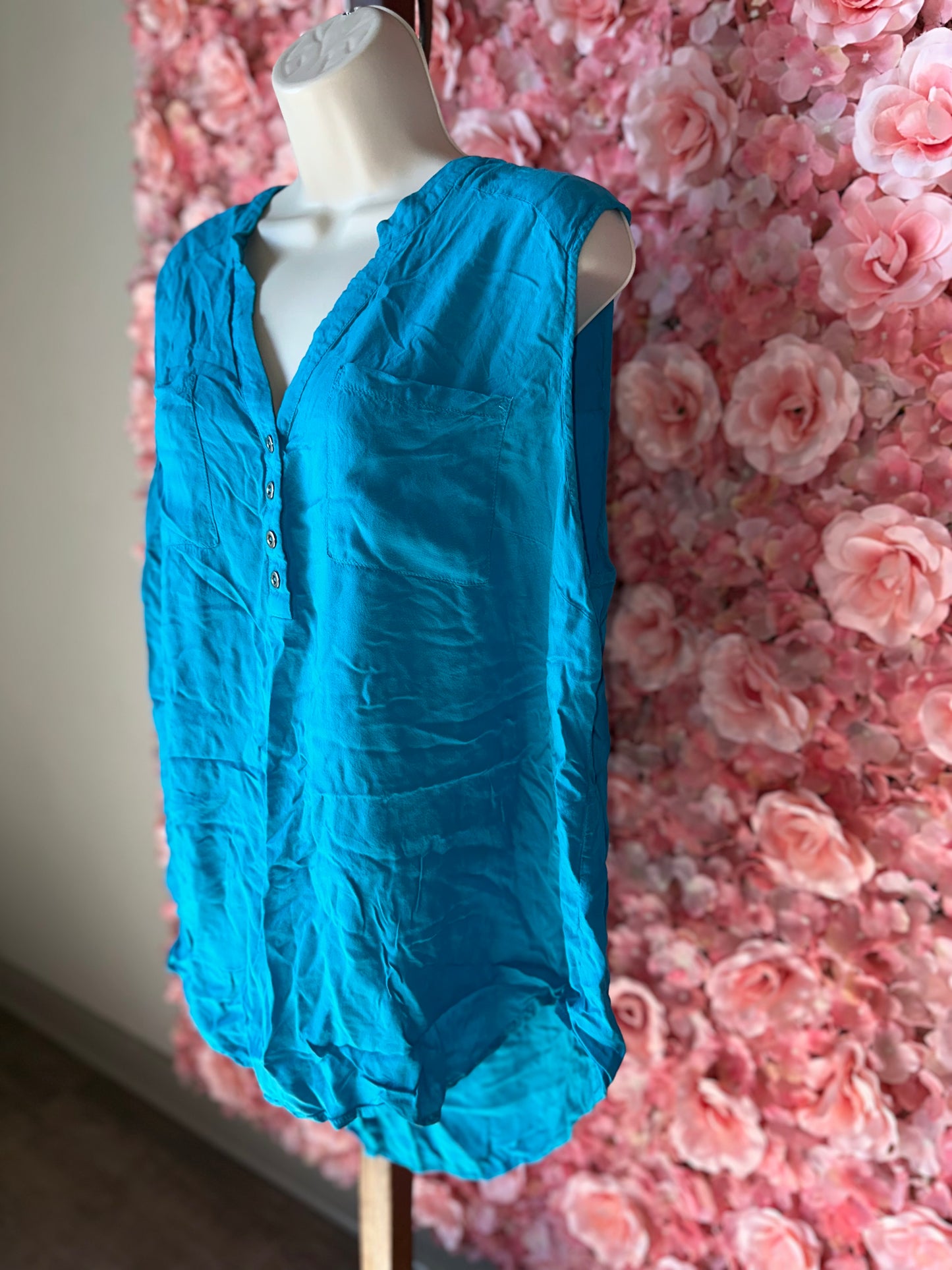 Torrid (2) Blue Sleeveless Button Up V-Neck Blouse