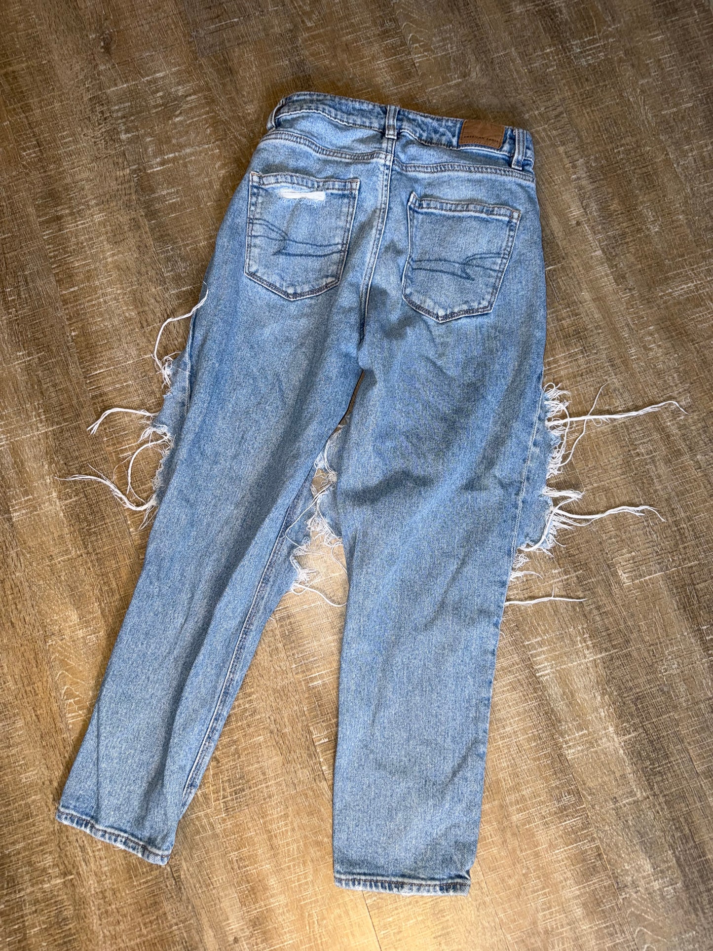 American Eagle (2 Short) Distressed Denim Mom Jeans