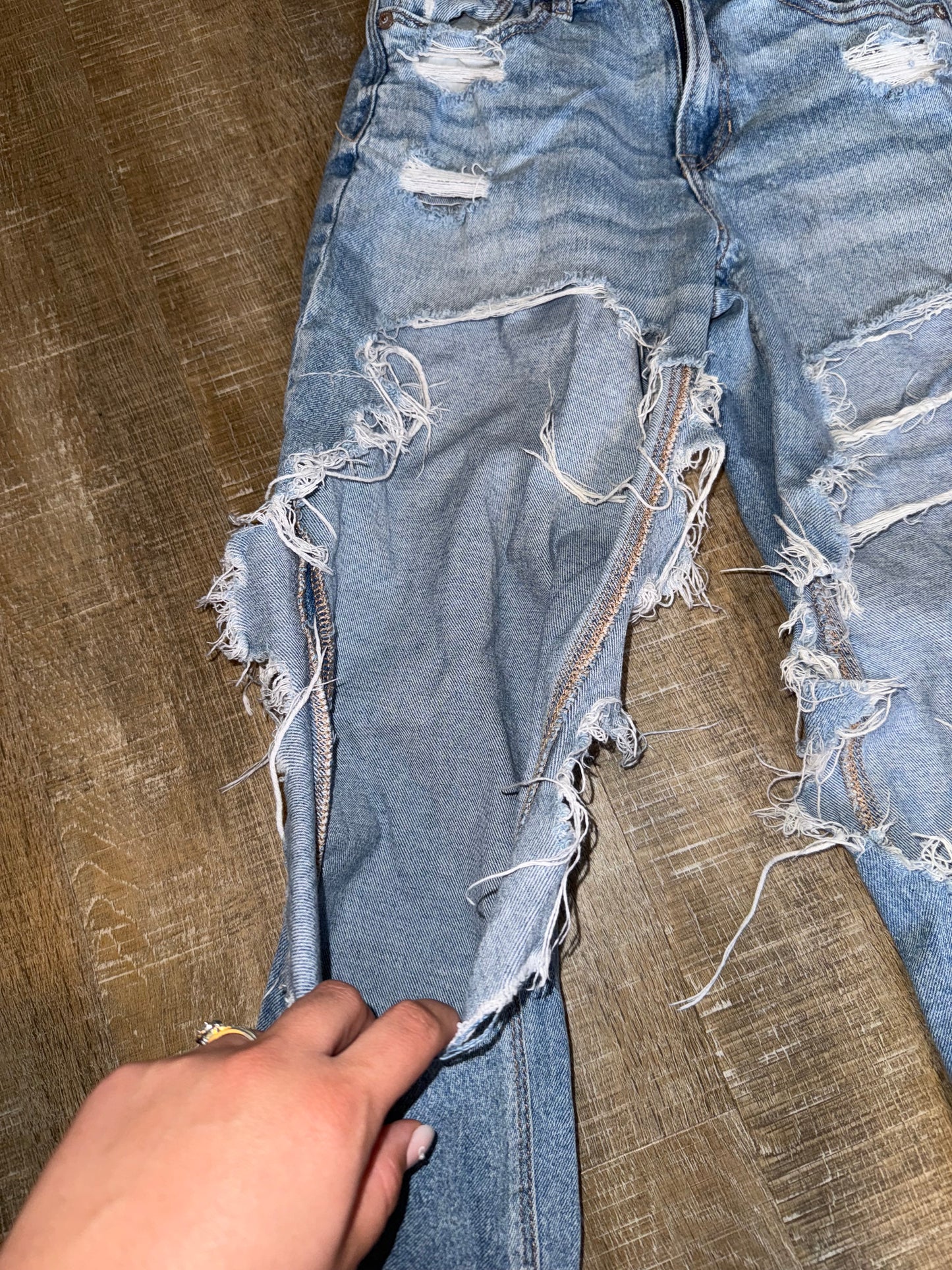 American Eagle (2 Short) Distressed Denim Mom Jeans