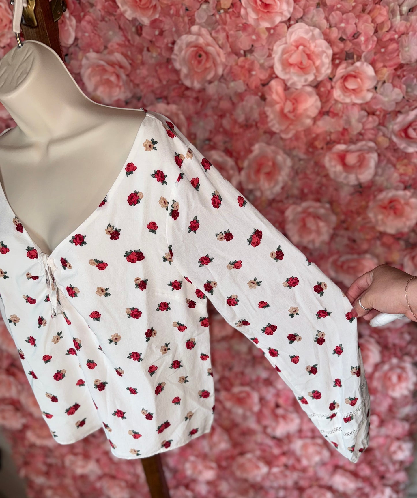 Hollister (Large) White V-Neck Long Sleeve Blouse with Floral Rose Pattern