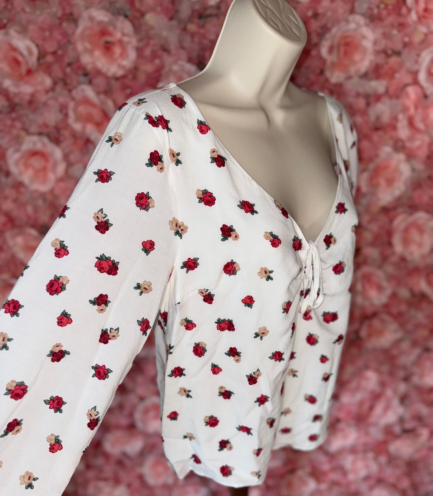 Hollister (Large) White V-Neck Long Sleeve Blouse with Floral Rose Pattern