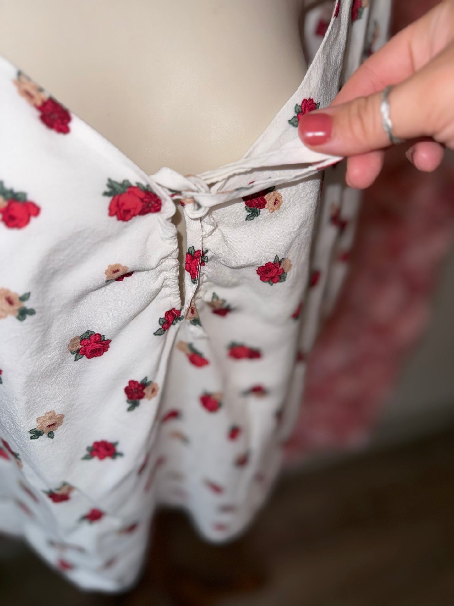 Hollister (Large) White V-Neck Long Sleeve Blouse with Floral Rose Pattern