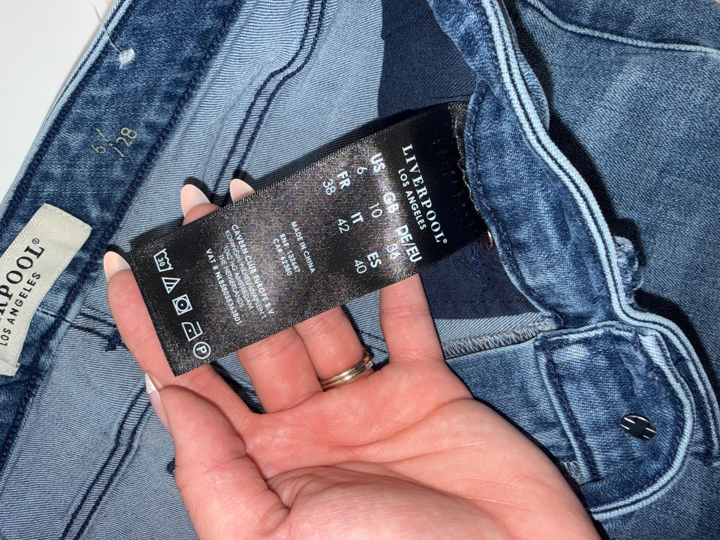 Liverpool (6) Skinny Cropped Jeans with Frayed Bottoms