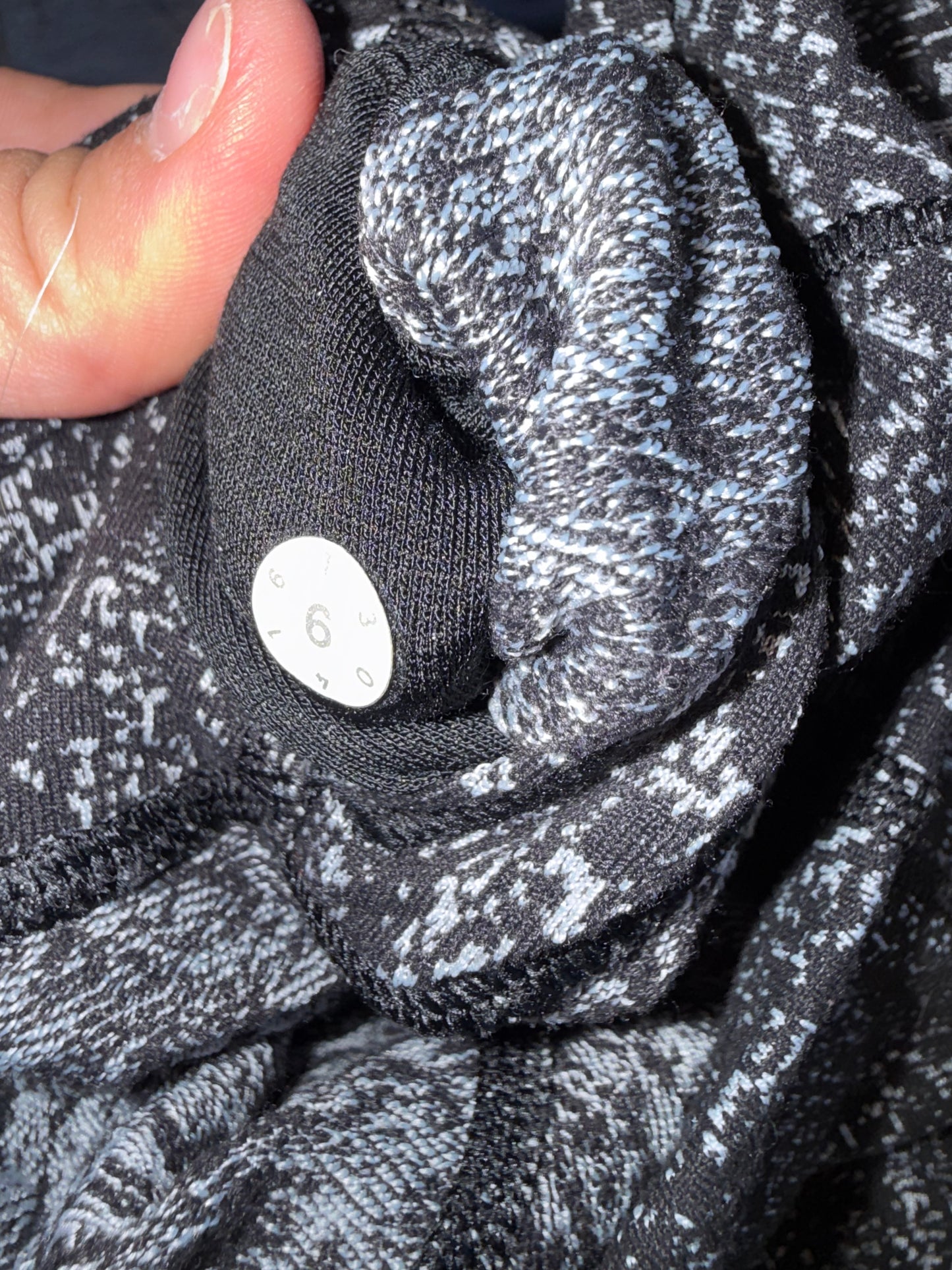 lululemon (6) Black//Grey Pattern Cropped Leggings