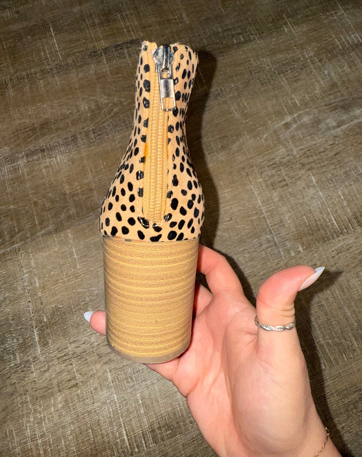 (7.5) Neutral Cheetah Print Heel Ankle Boots