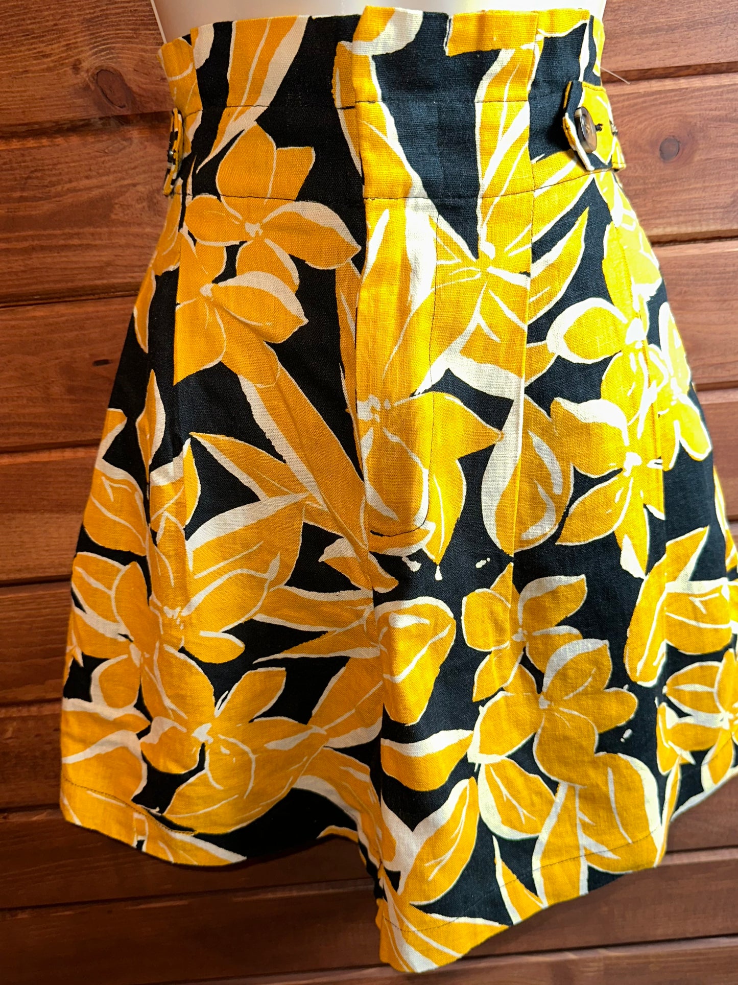 Who What Wear (2) Navy Blue//Yellow Floral Business Casual Shorts