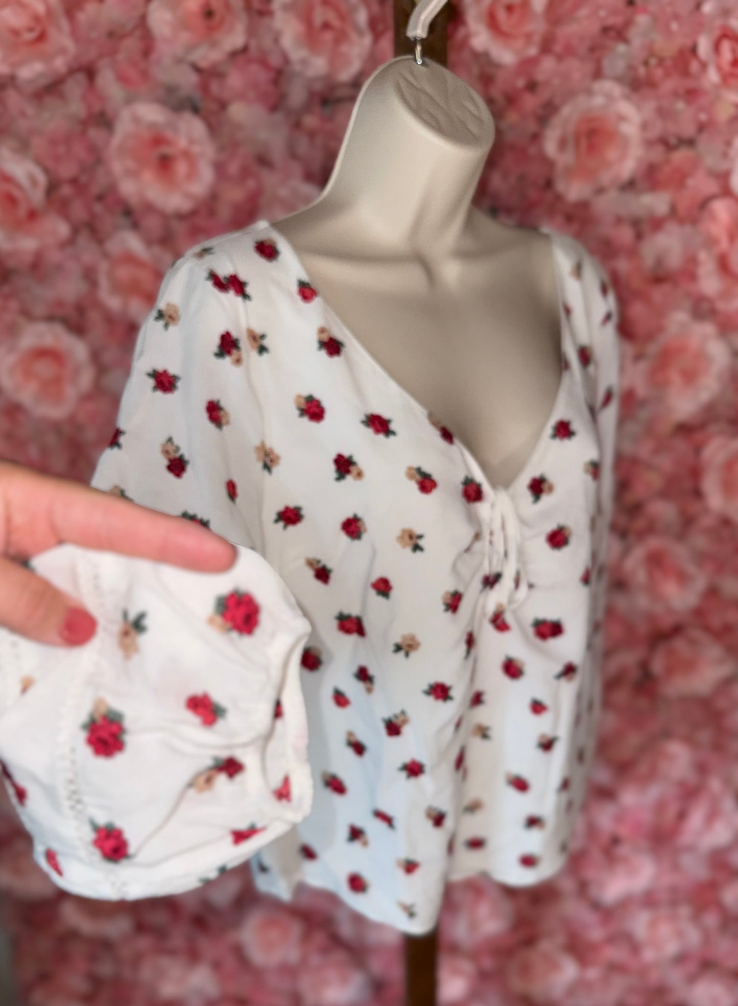 Hollister (Large) White V-Neck Long Sleeve Blouse with Floral Rose Pattern