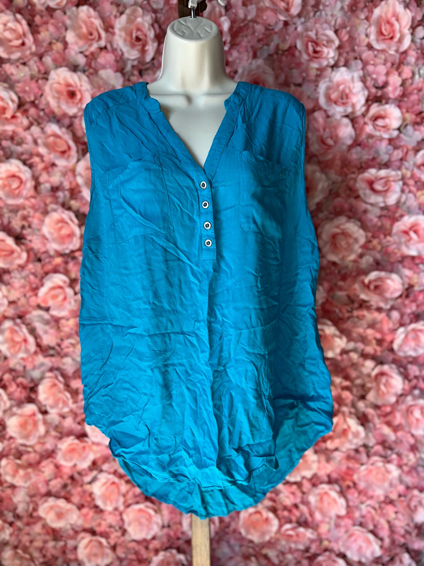 Torrid (2) Blue Sleeveless Button Up V-Neck Blouse