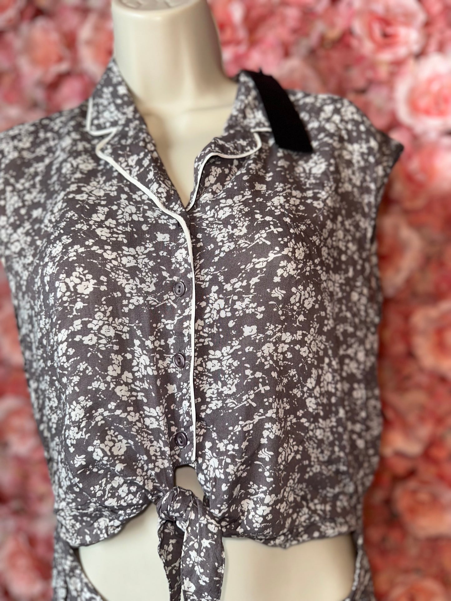 NWT ark & Co (L) Brand New 3/4 Buttoned Collar Romper with Open Front
