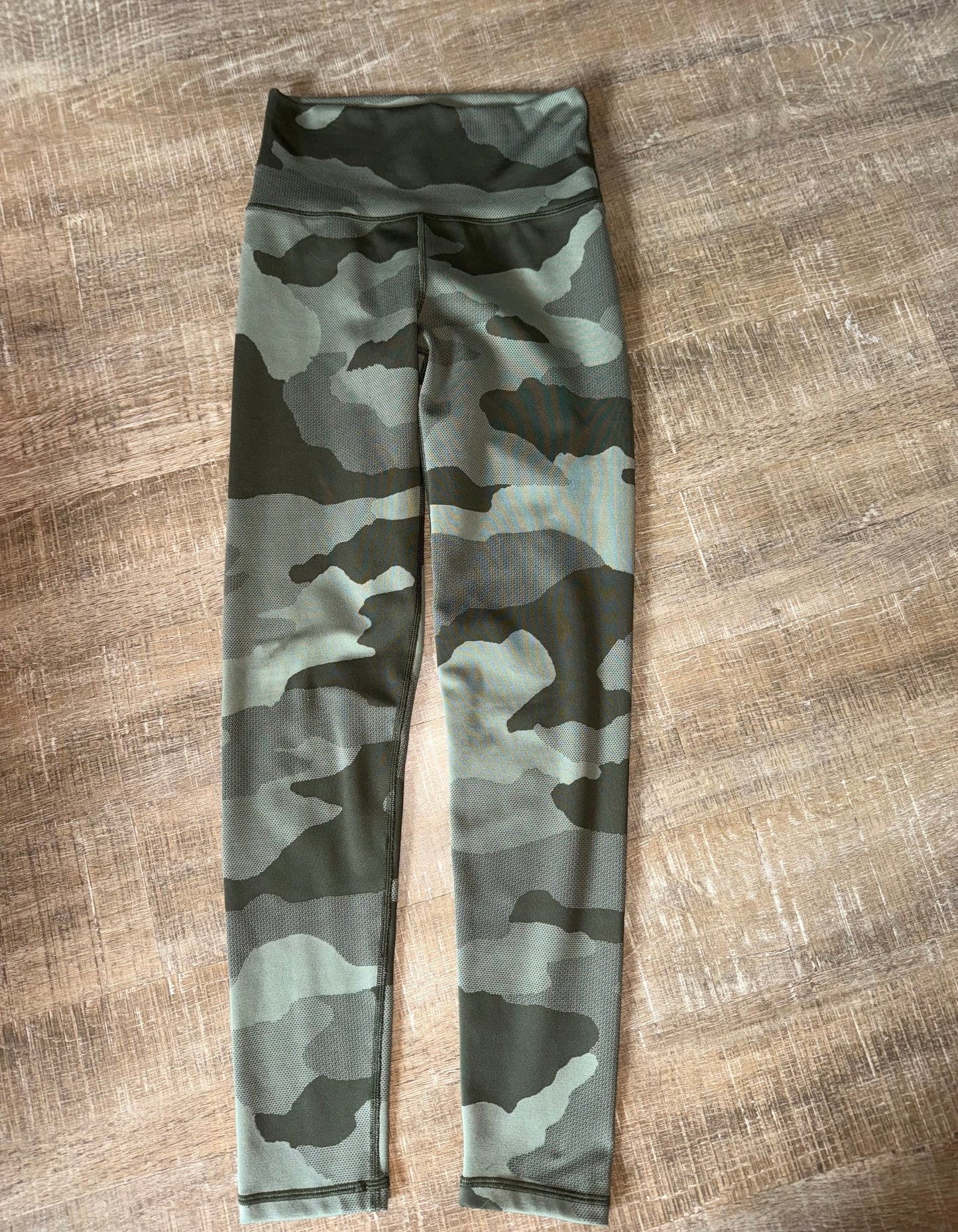 Aerie Offline (Small) Green Camo 7/8 High Rise Knit Leggings
