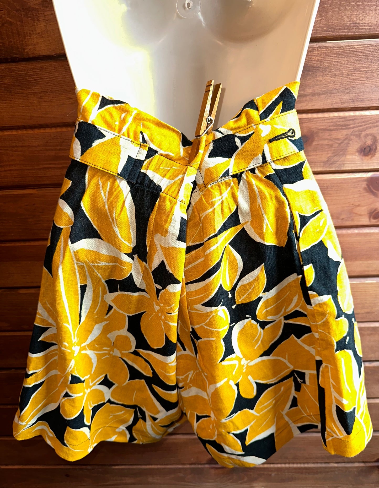 Who What Wear (2) Navy Blue//Yellow Floral Business Casual Shorts
