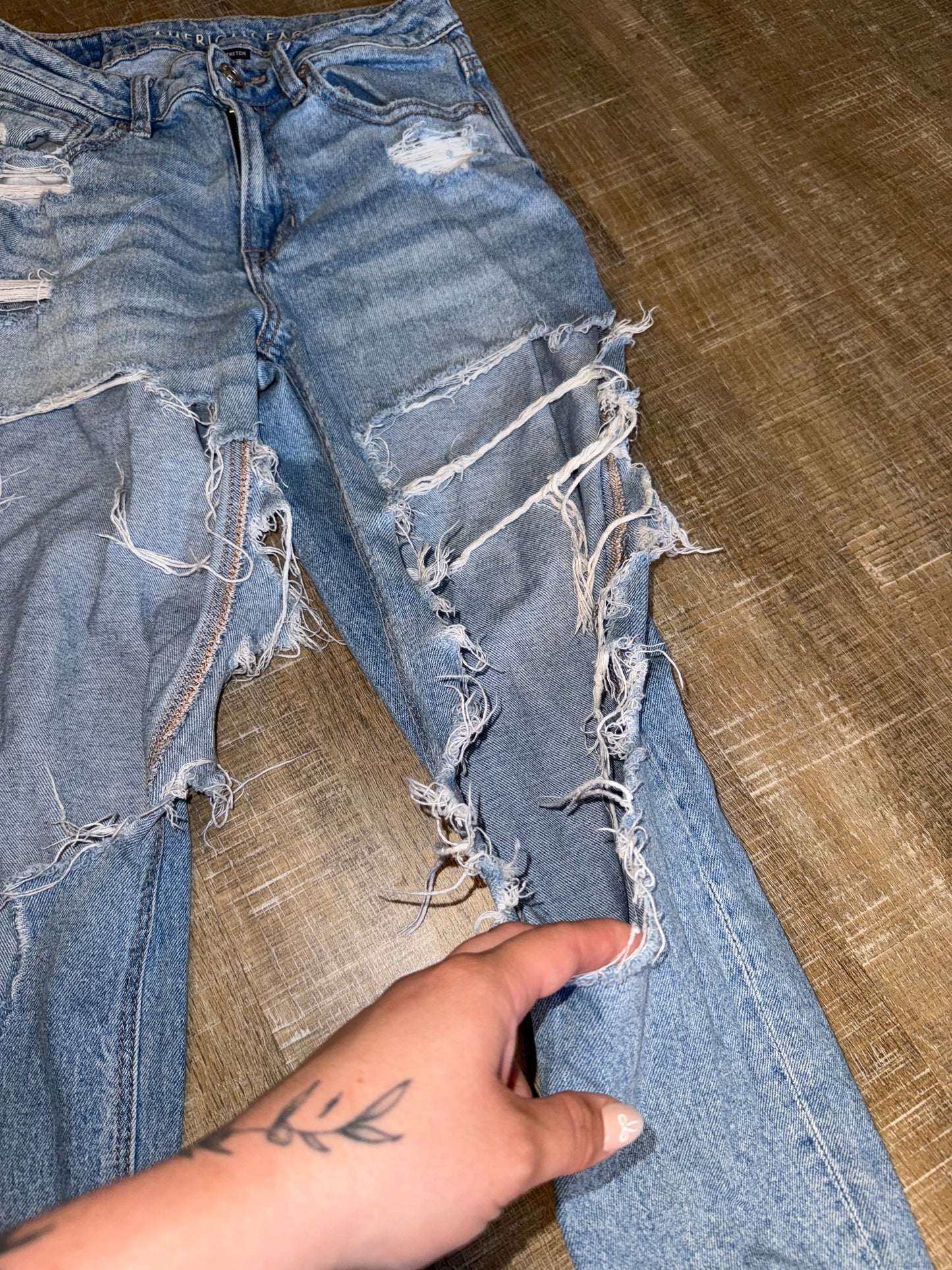 American Eagle (2 Short) Distressed Denim Mom Jeans