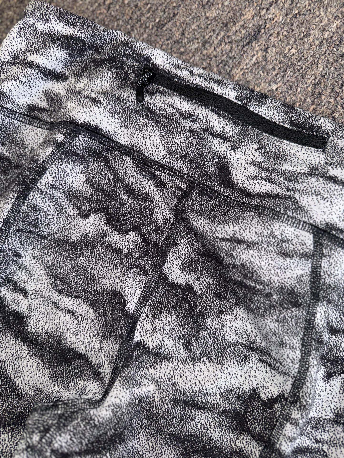 lululemon (8) Black & Grey Pattern Cropped Meshed Leggings with Zipped Pocket