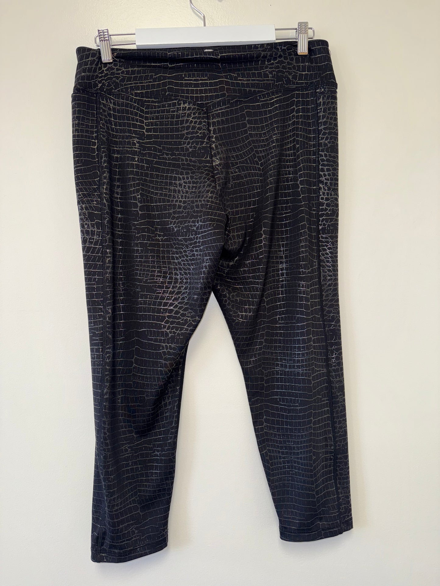 PINK Victoria's Secret Active (XL) Black//Grey Snake Scale Pattern Leggings