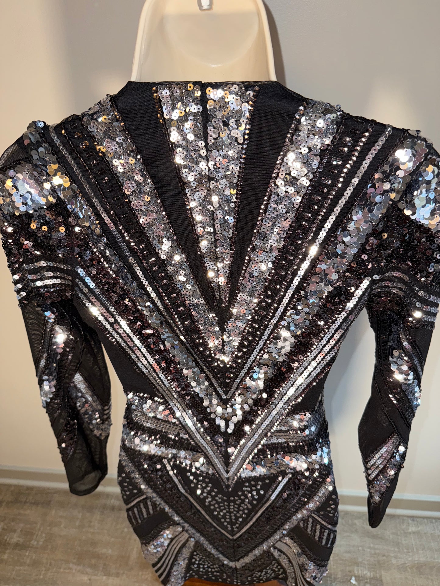 Express (XS) Black/Silver Sequin V-Neck Long Sleeve Midi Dress