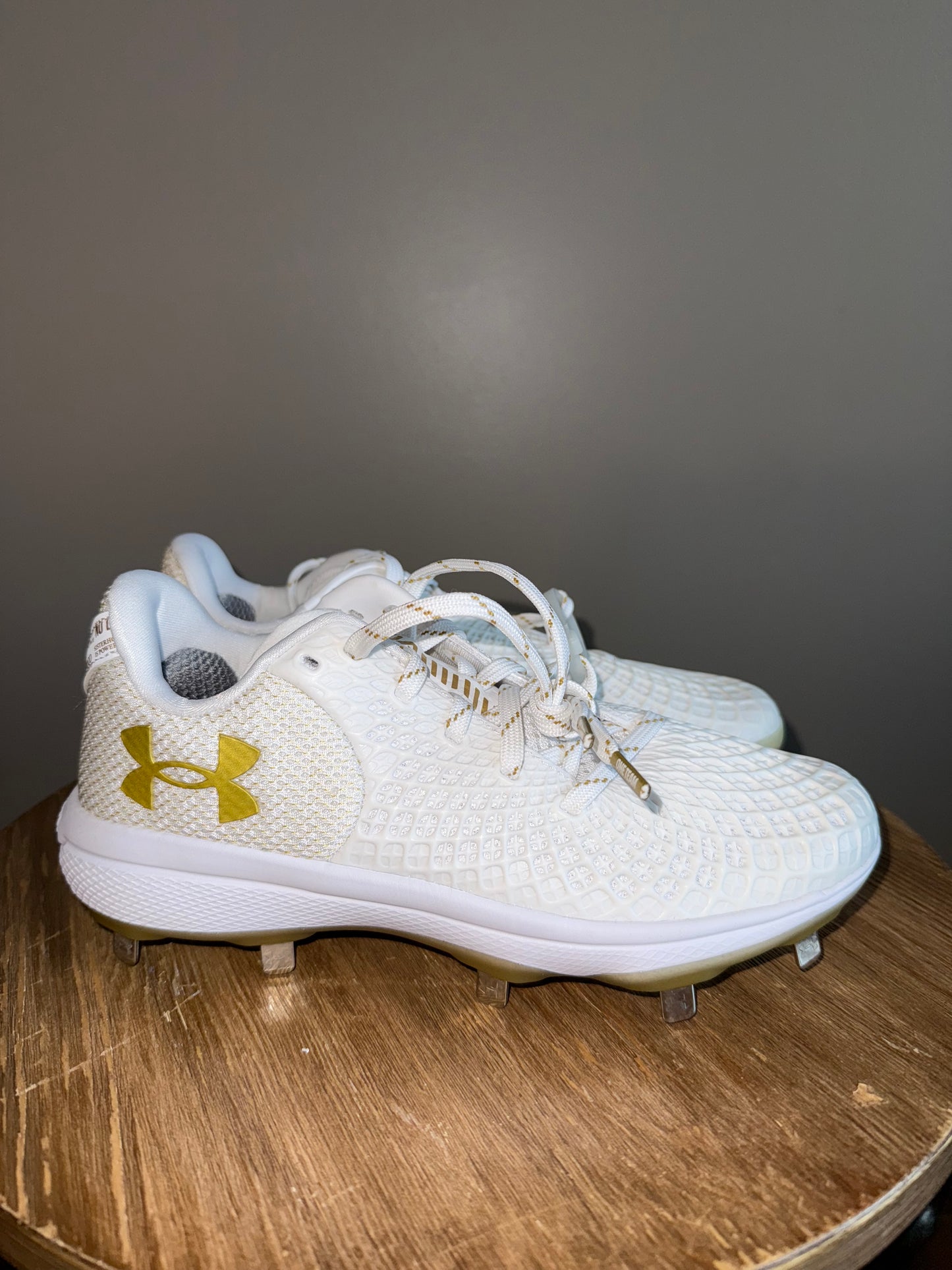 Under Armour (7//7.5//8.5//11) Brand New Red//Gold//Blue Softball Cleats