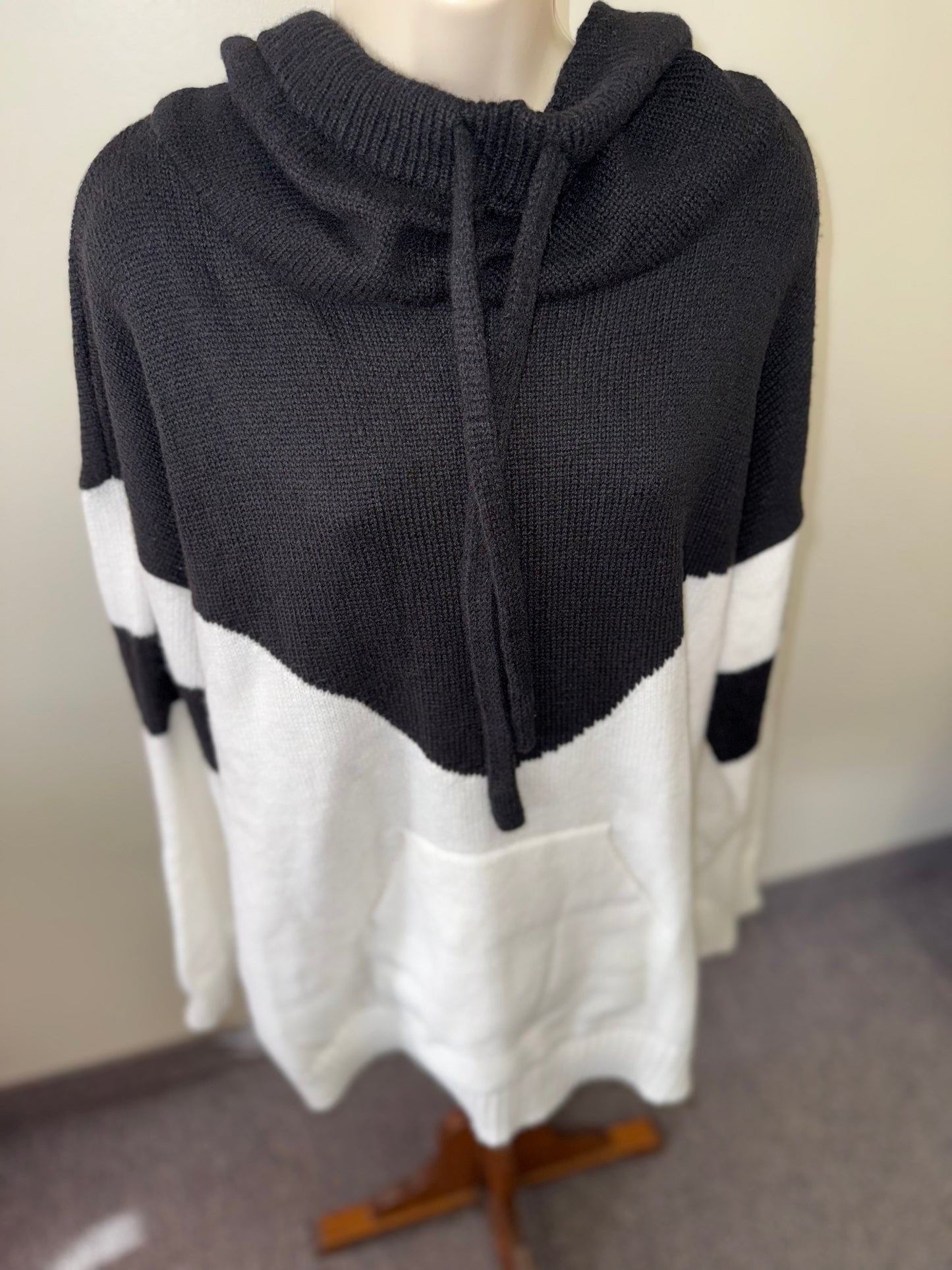 (XXL) Black and White Knit Sweater with Hood