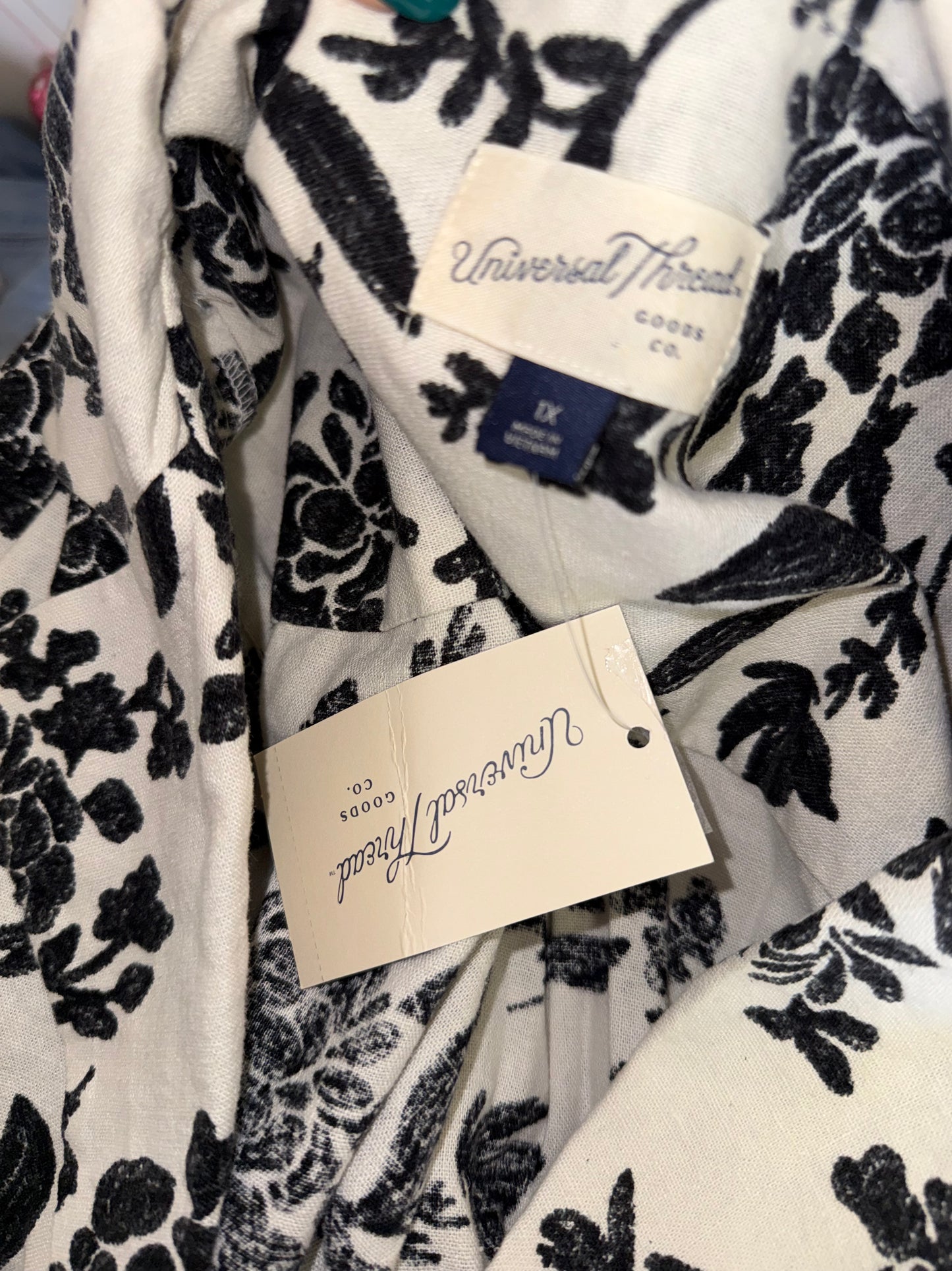 Universal Thread (1X) Brand New Cream/Black Floral Pattern Linen Blend Button Up