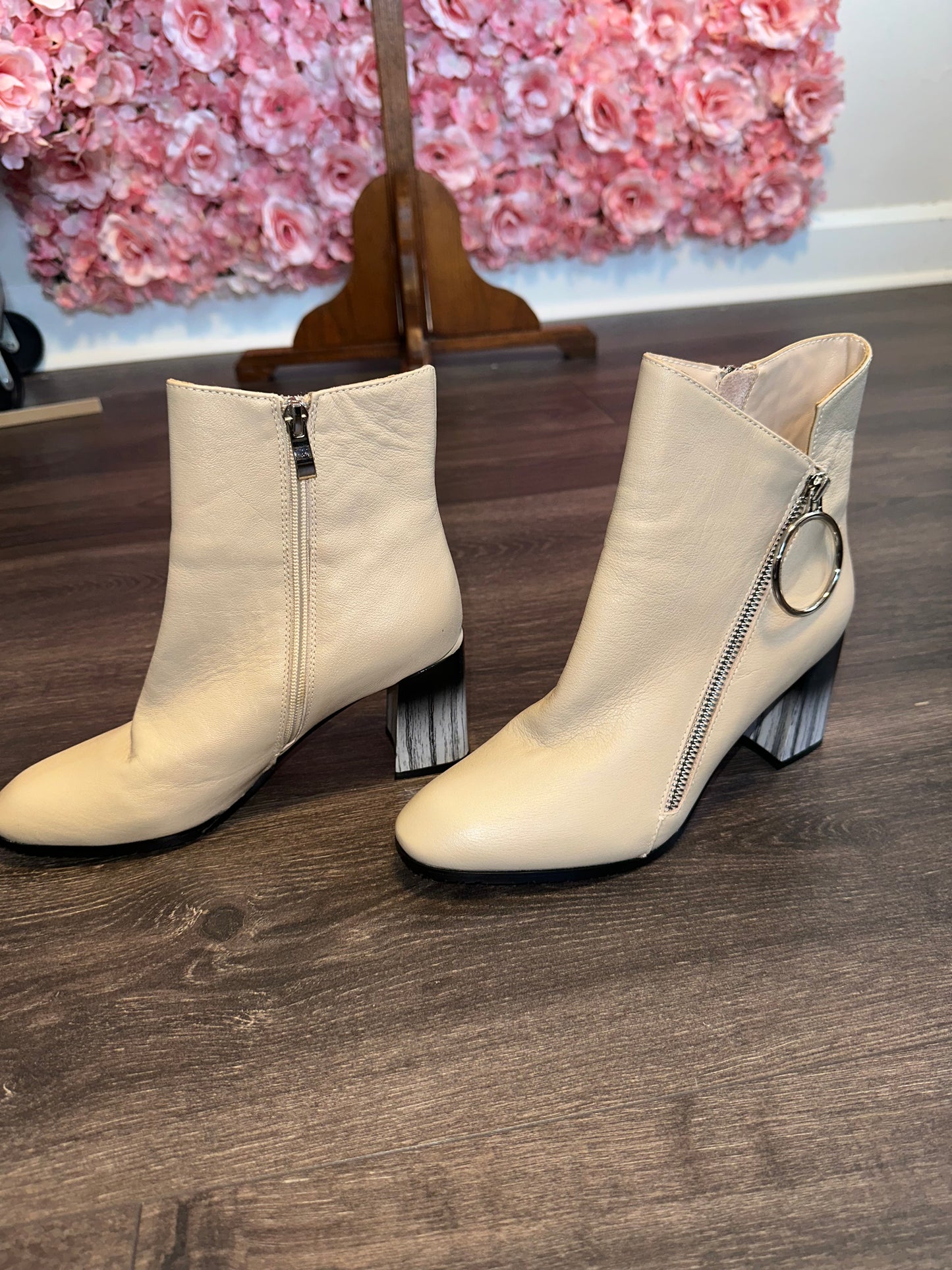 Azura (37) Creme Heeled Boots