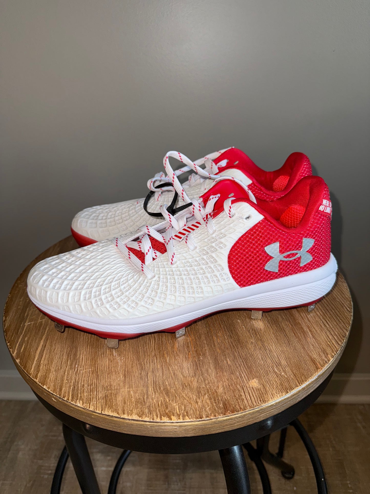 Under Armour (7//7.5//8.5//11) Brand New Red//Gold//Blue Softball Cleats
