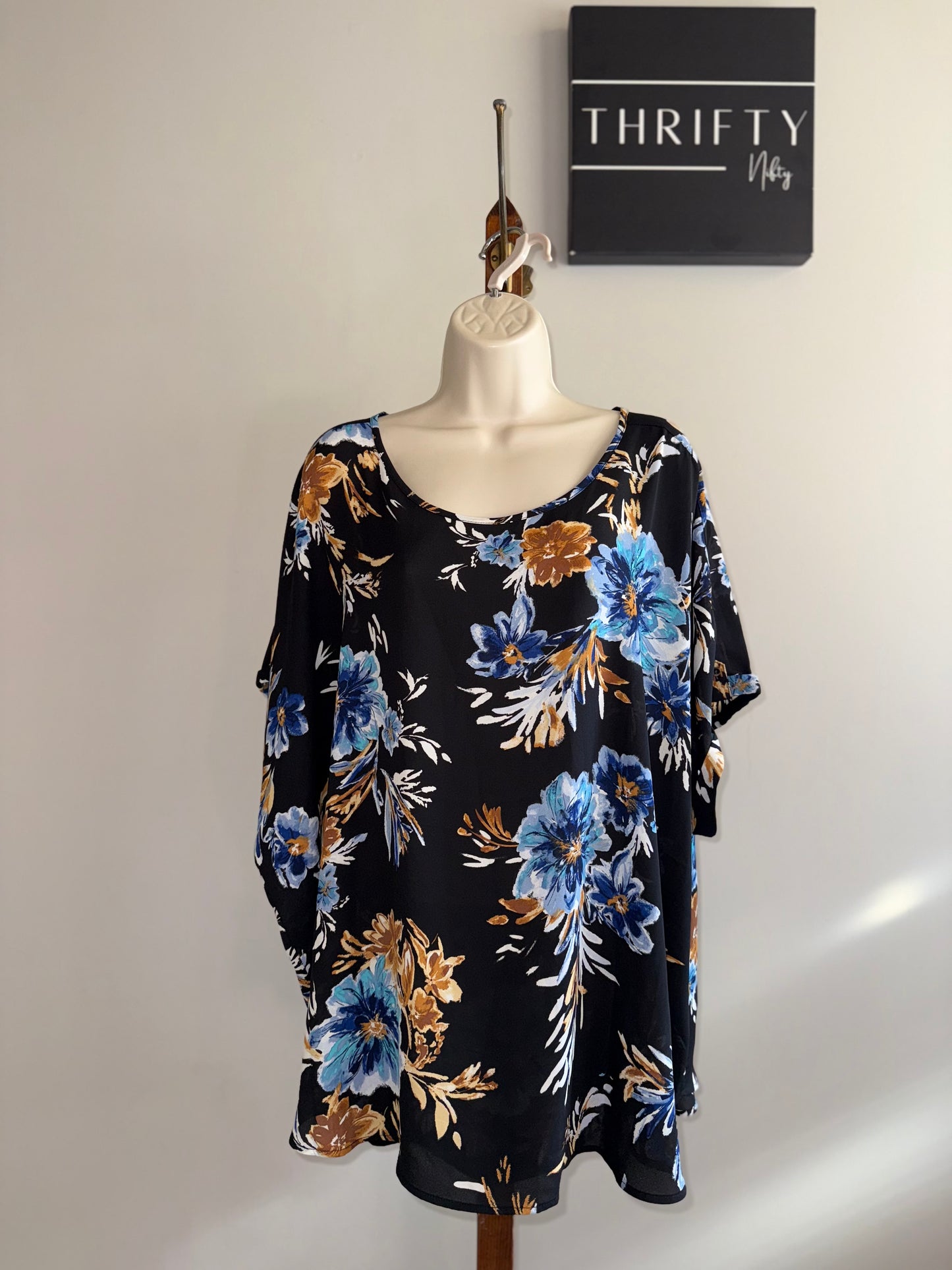 NWT Maurices (4X) Brand New Black Floral Flowy Blouse with Zipped Back