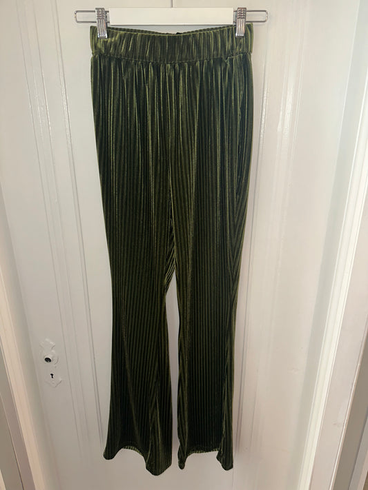 SHEIN (Large) Green Ribbed Flare Pants