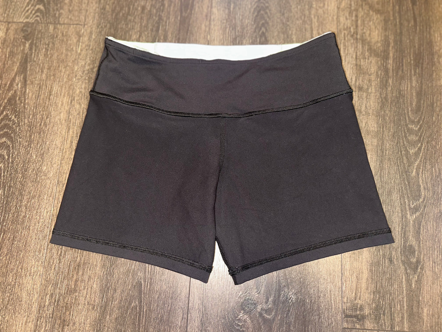 lululemon athletica. (6) Reversible Biker Shorts