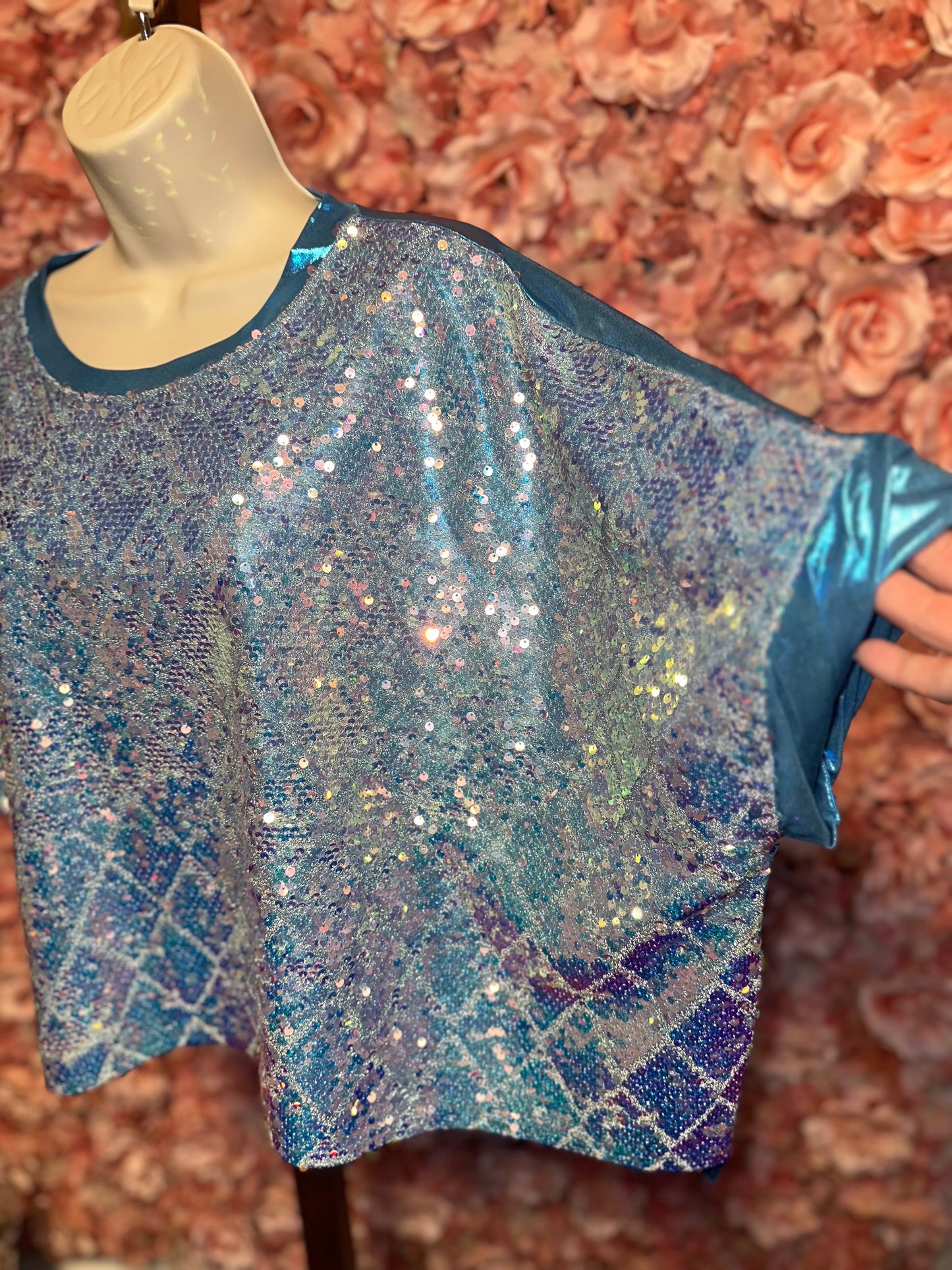 Fantastic Fawn (Retail $99) Blue Sequin Geometric Reflective Cropped Blouse (Medium)