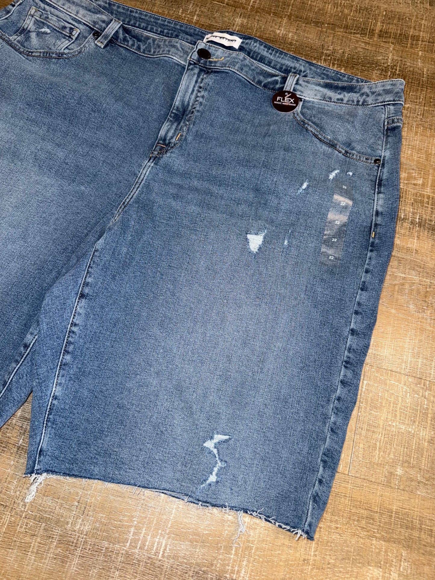 NWT Lane Bryant (22) Denim Flex Magic Waistband Mid Rise Boyfriend Bermuda Short