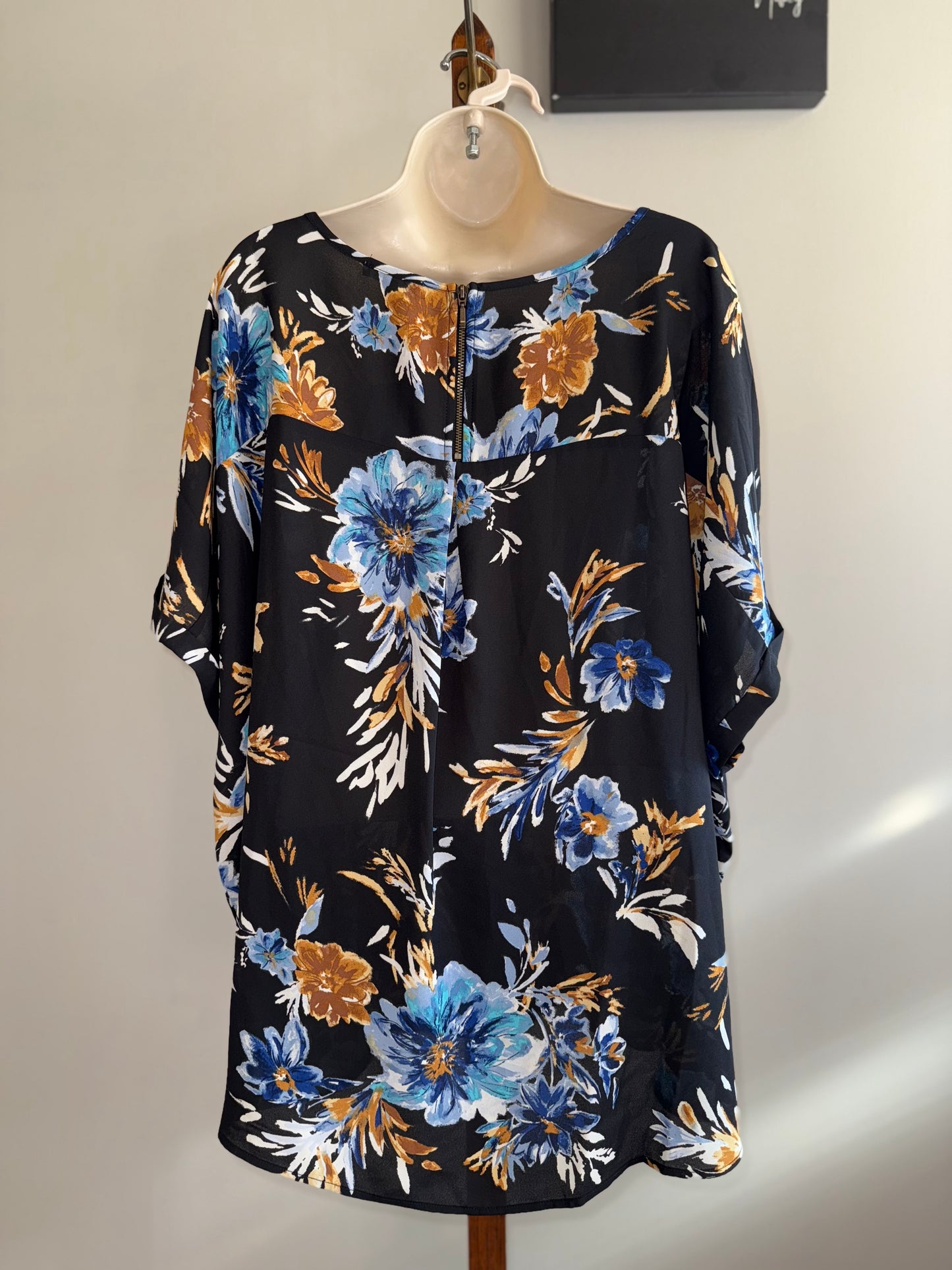 NWT Maurices (4X) Brand New Black Floral Flowy Blouse with Zipped Back