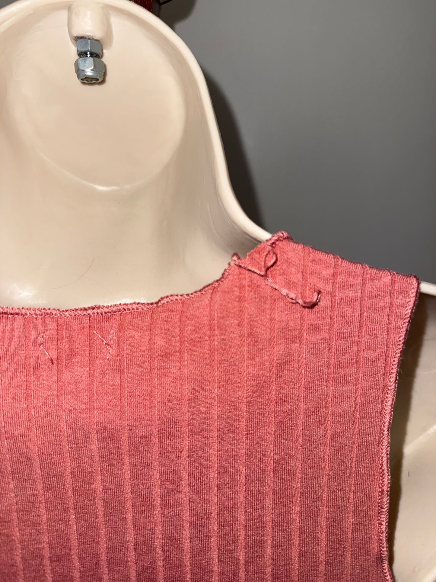 Bozzolo (Small) Coral Ribbed V-Neck Cropped Tank Top