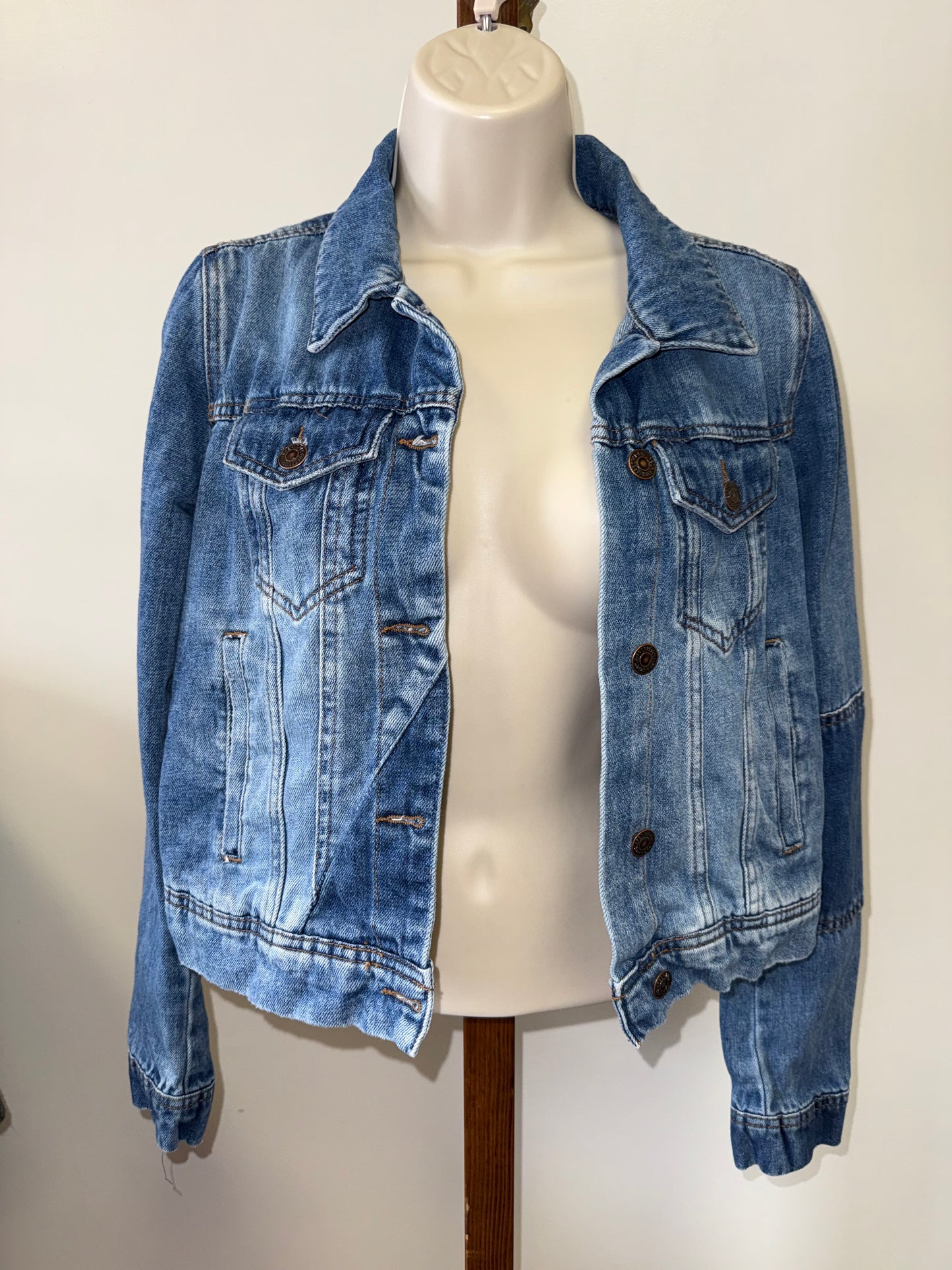 Free People (XS) Cropped Denim Button Up Jean Jacket