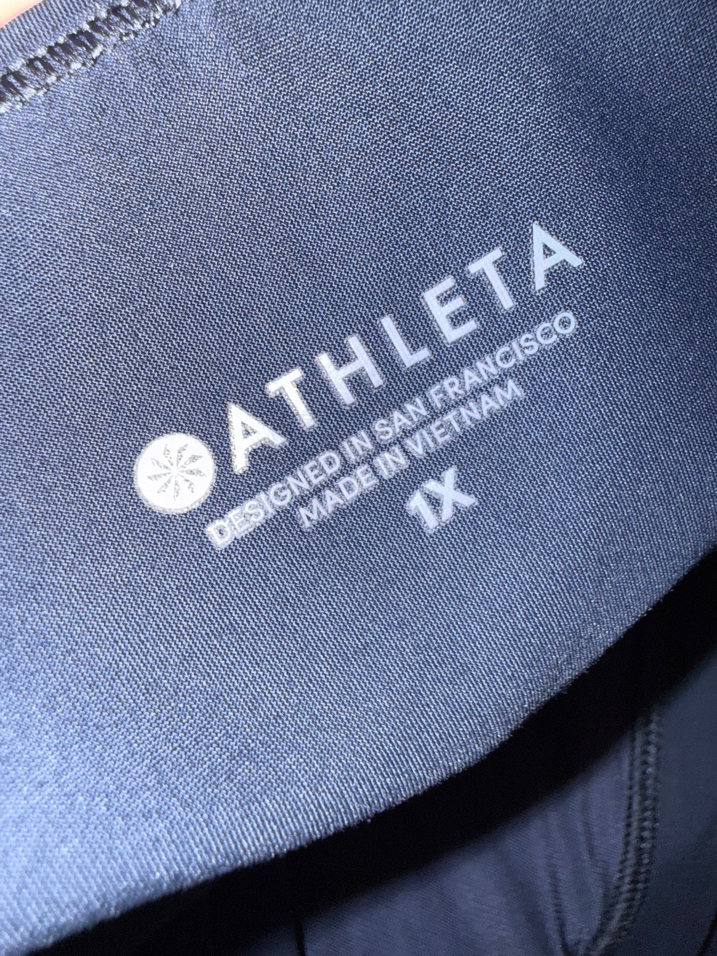 Athleta (1X) Navy Blue Leggings with Black Mesh Sides & Zipped Pockets