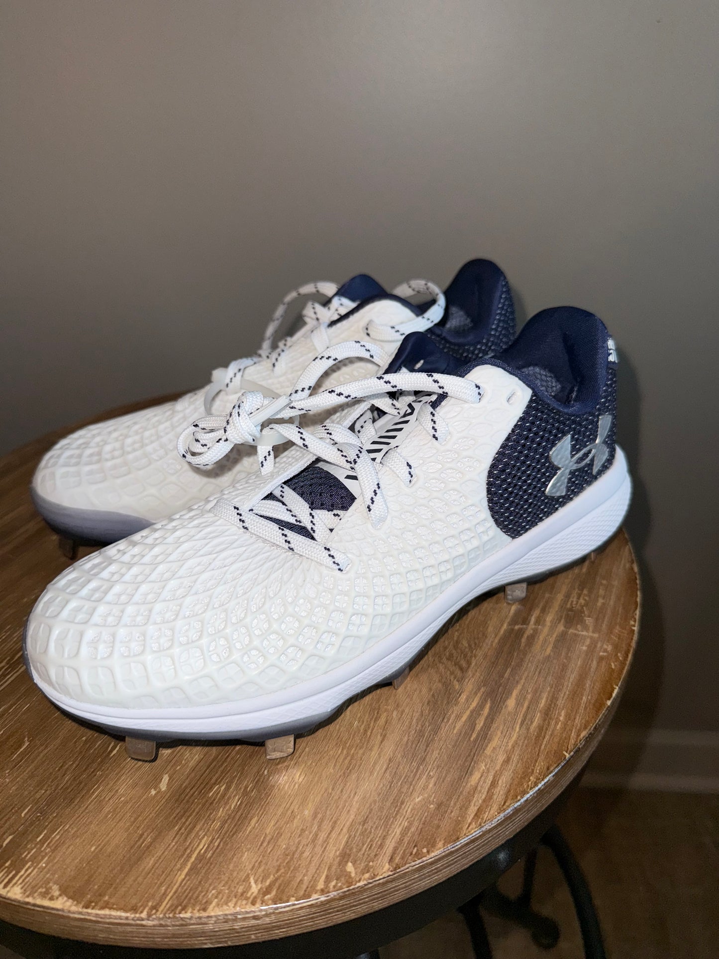 Under Armour (7//7.5//8.5//11) Brand New Red//Gold//Blue Softball Cleats
