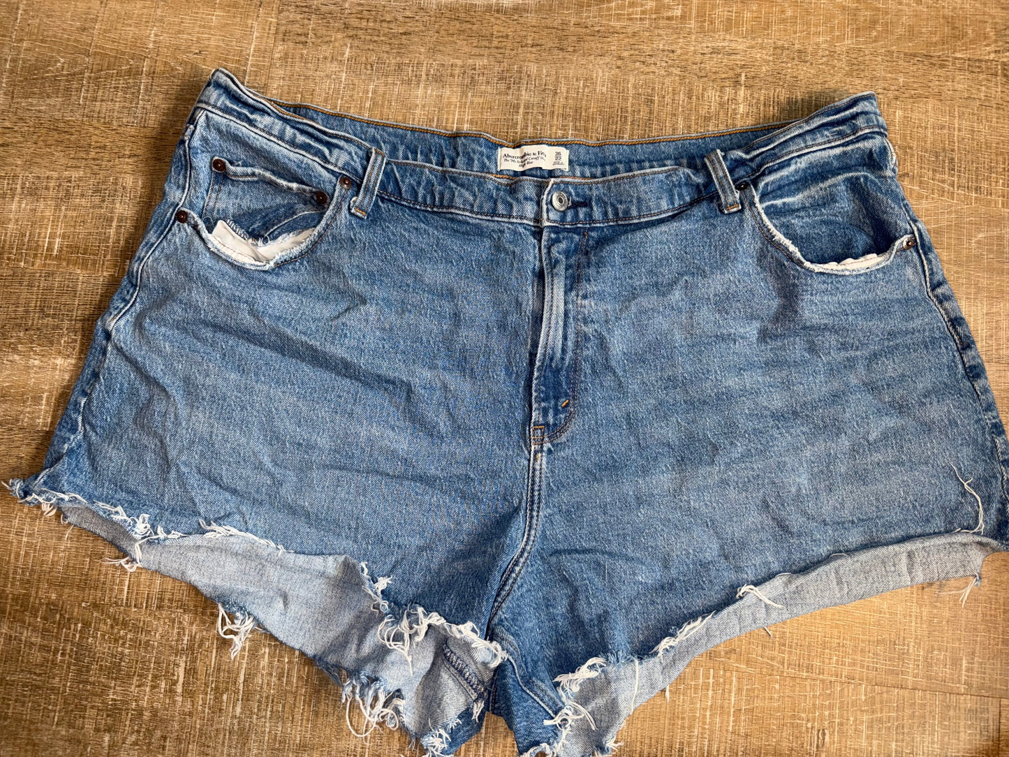 Abercrombie & Fitch (22) The 90's Relaxed Cutoff High Rise Distressed Jean Short