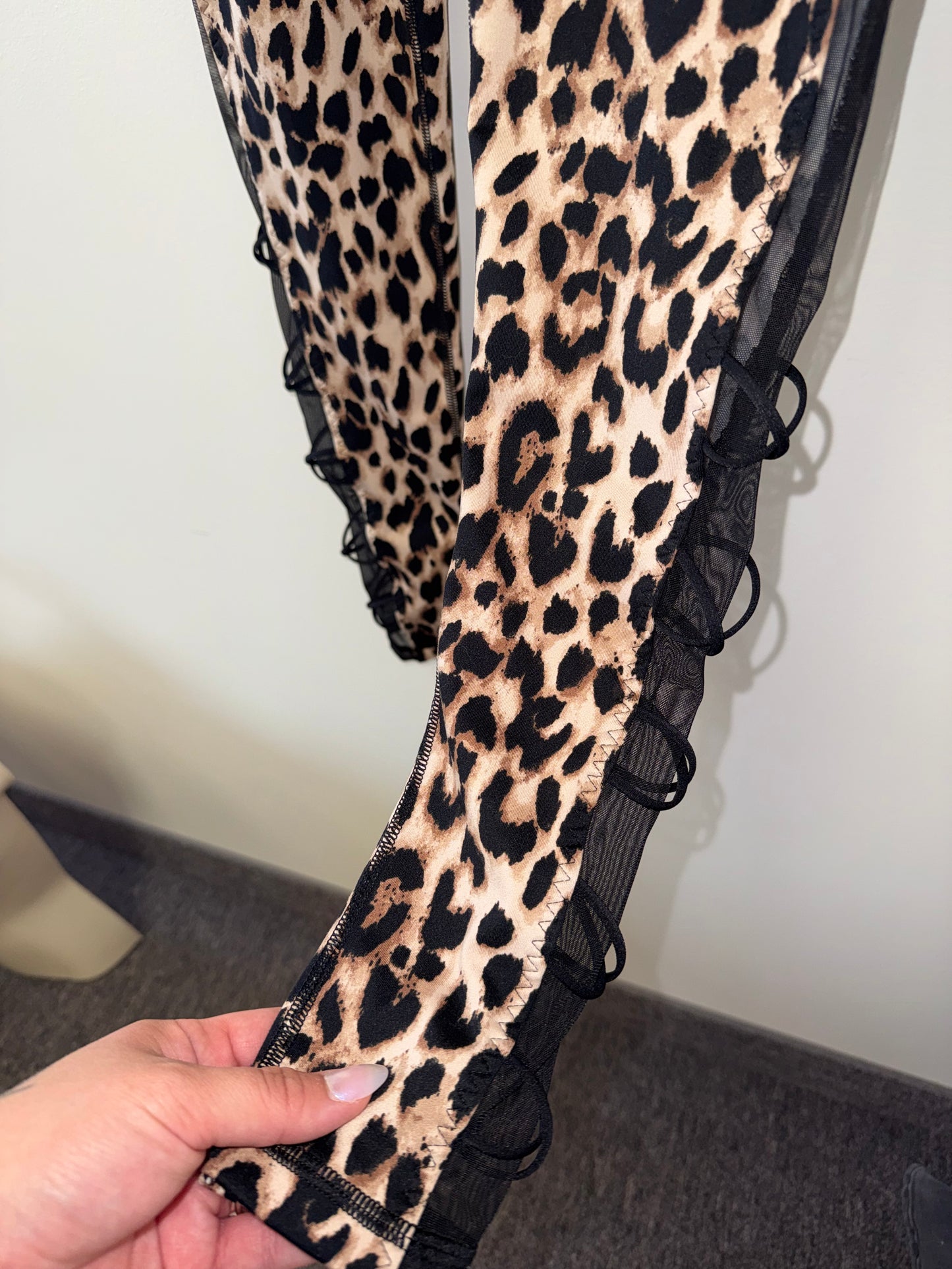 Victoria's Secret (6) Neutral Cheetah Print Leggings W/ Mesh Slit Detailing Legs