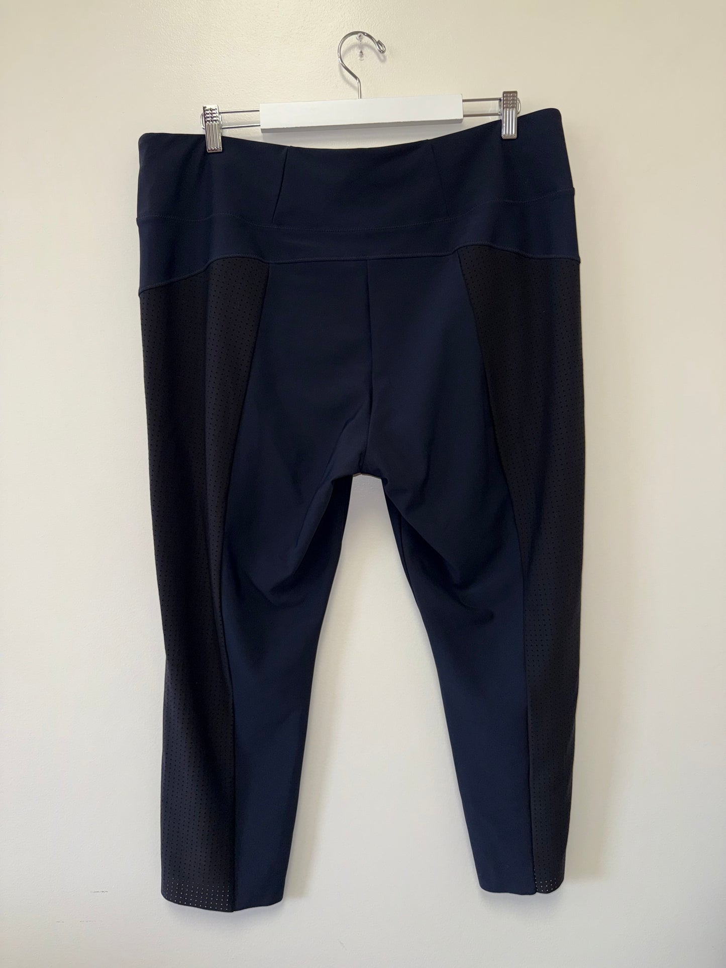 Athleta (1X) Navy Blue Leggings with Black Mesh Sides & Zipped Pockets