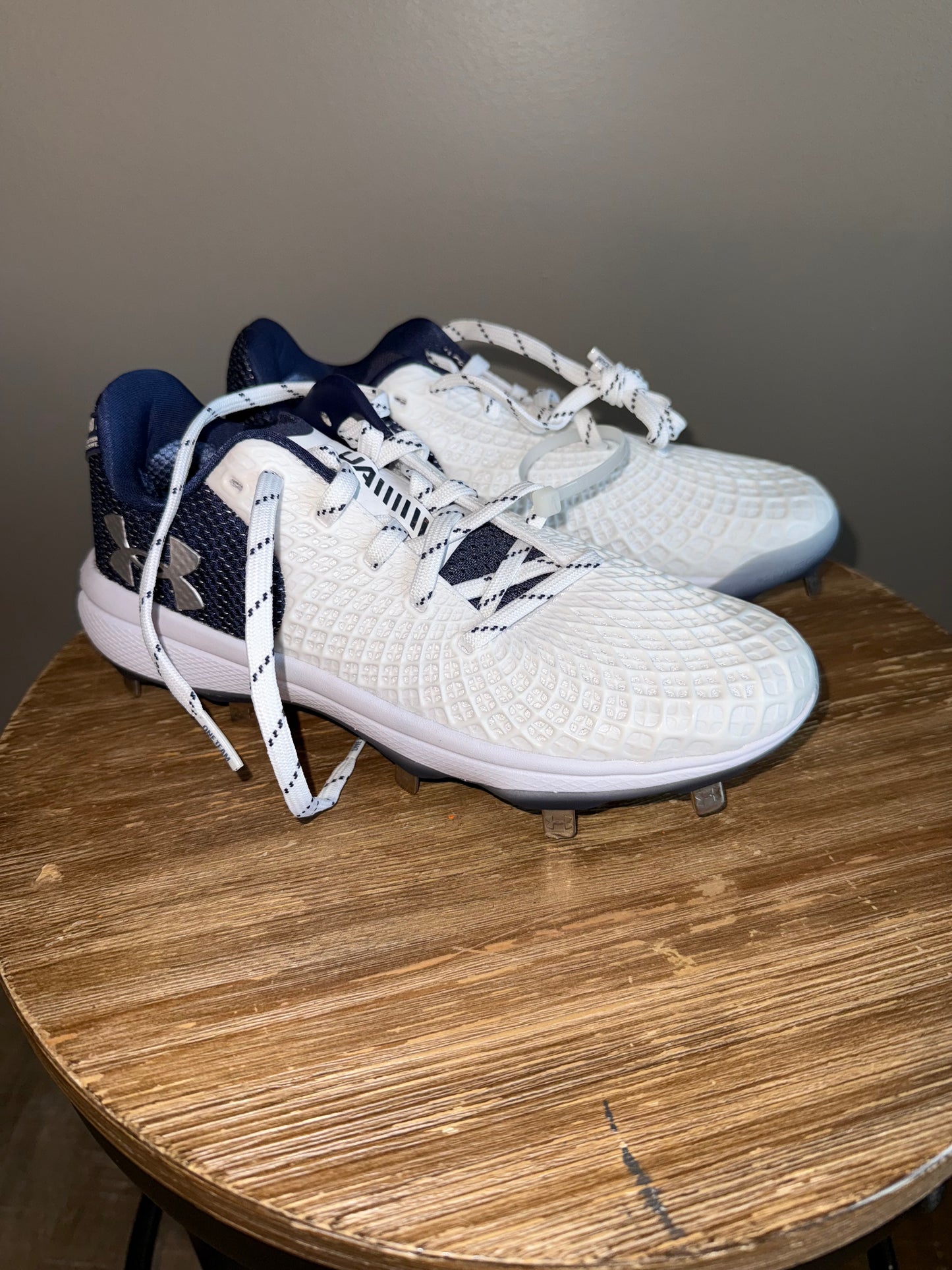 Under Armour (7//7.5//8.5//11) Brand New Red//Gold//Blue Softball Cleats
