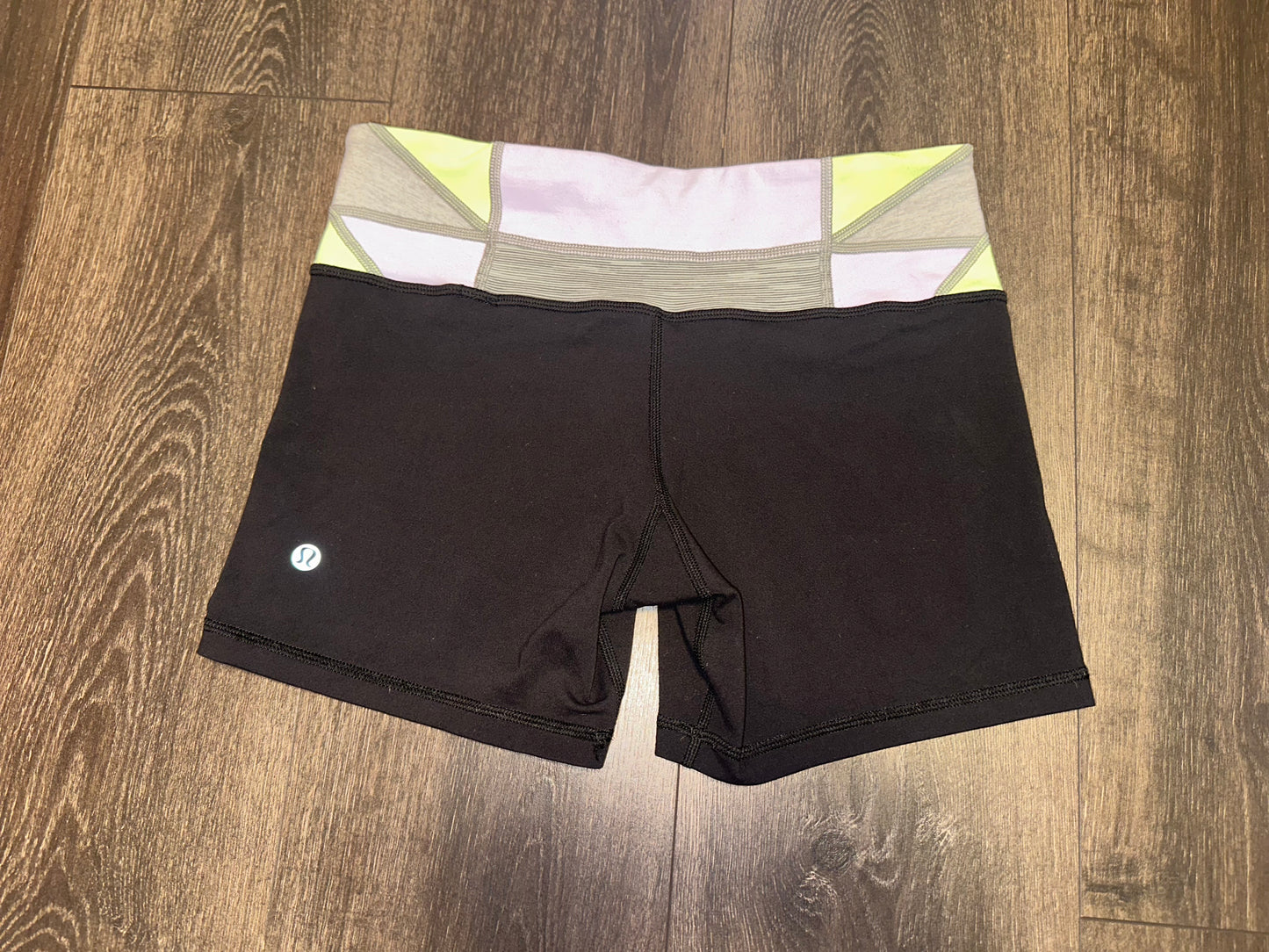 lululemon athletica. (6) Reversible Biker Shorts